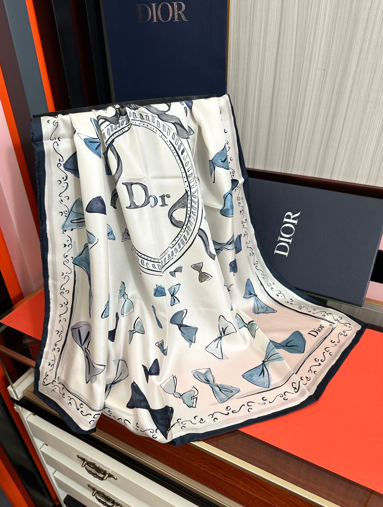 🔥新款 高版本Dior ZG同步 这款方巾饰以 Christian 印花[嘴唇]点缀以充满诗情画意的 设计符号和 先生钟