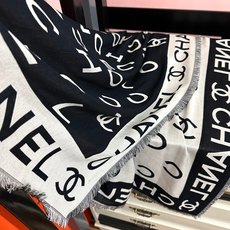 🔥小香大字母双层提花 宝藏单品🤩标志性设计,简洁字母Logo,混纺面料轻盈柔软,丝滑有坠感,四季皆宜,既保暖又不显厚重 🔥小香大字母双层提花 宝藏单品🤩标志性设计,简洁字母Logo,混纺面料轻盈柔软,丝滑有坠感,四季皆宜,既保暖又不显厚重