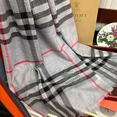 上新 巴宝莉👍重磅推荐🎀太美了👓火爆N年的格子,人人都喜欢💕时潮人都有好几条巴家围巾放在衣橱,🧣换条围巾就足够让你有焕然 上新 巴宝莉👍重磅推荐🎀太美了👓火爆N年的格子,人人都喜欢💕时潮人都有好几条巴家围巾放在衣橱,🧣换条围巾就足够让你有焕然