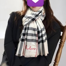 上新 巴宝莉👍重磅推荐🎀太美了👓火爆N年的格子,人人都喜欢💕时潮人都有好几条巴家围巾放在衣橱,🧣换条围巾就足够让你有焕然 上新 巴宝莉👍重磅推荐🎀太美了👓火爆N年的格子,人人都喜欢💕时潮人都有好几条巴家围巾放在衣橱,🧣换条围巾就足够让你有焕然