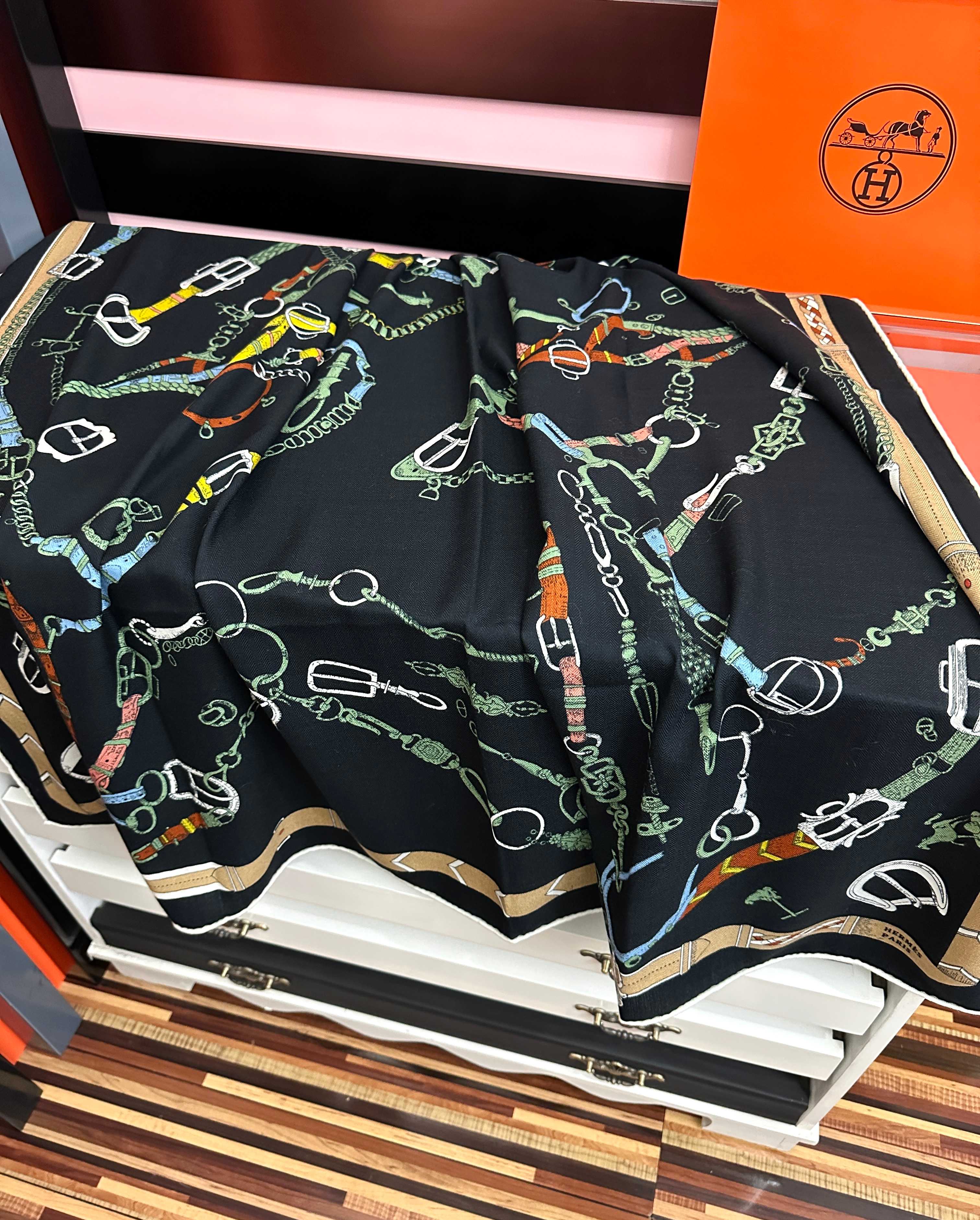 新款❤️ 爱马士2026【双面同色】ZG同步最新款 买了都说好看顶级工艺超值[嘴唇]专柜爆款🎁🎁羊绒方巾💟立体呈现图案纹