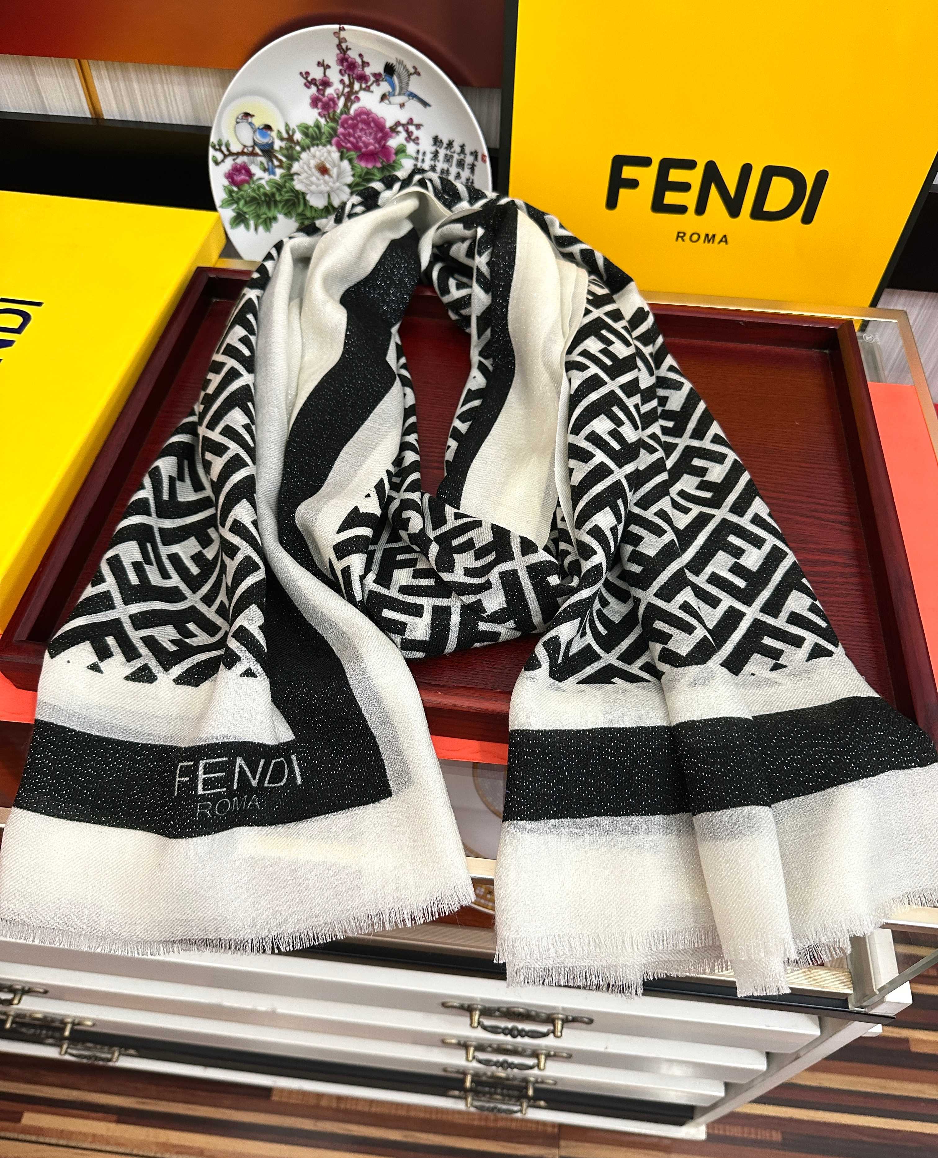 🔥新款2026  F家最新款银丝【FF银丝印花长巾】💟 度假及日常都非常好搭配的款😍订】一看到就想去旅游‼️平时穿搭也非