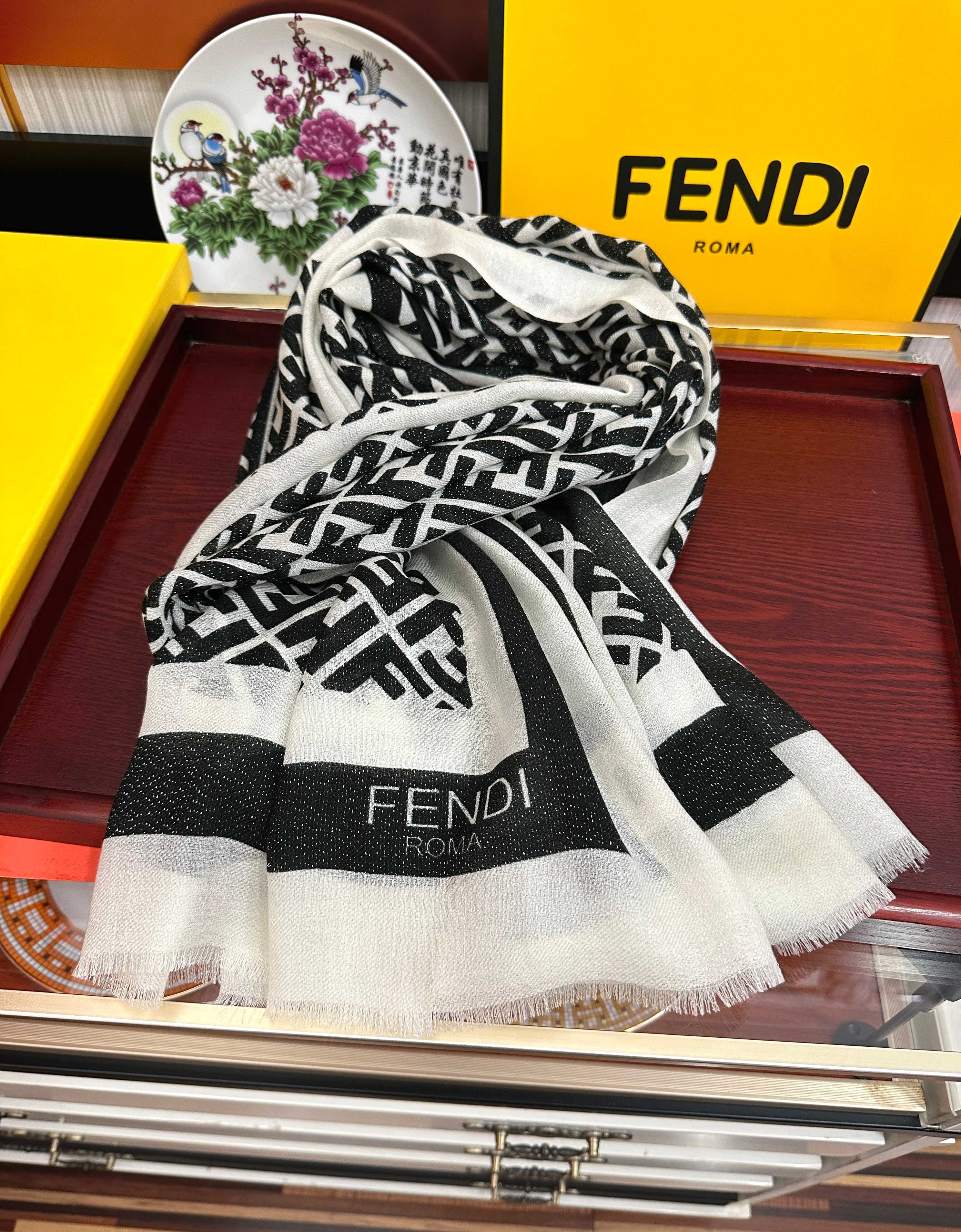 🔥新款2026  F家最新款银丝【FF银丝印花长巾】💟 度假及日常都非常好搭配的款😍订】一看到就想去旅游‼️平时穿搭也非