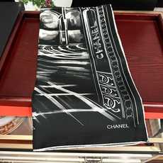 新款 香奈 今年的爆款 这款必入丝巾 官网同步 的图案是巴黎大皇宫中被命名为“Gabrielle Chanel”的正殿入 新款 香奈 今年的爆款 这款必入丝巾 官网同步 的图案是巴黎大皇宫中被命名为“Gabrielle Chanel”的正殿入