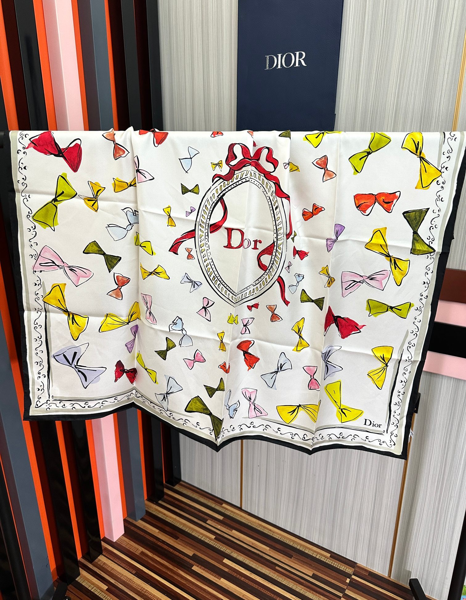 🔥新款 高版本Dior ZG同步 这款方巾饰以 Christian 印花[嘴唇]点缀以充满诗情画意的 设计符号和 先生钟