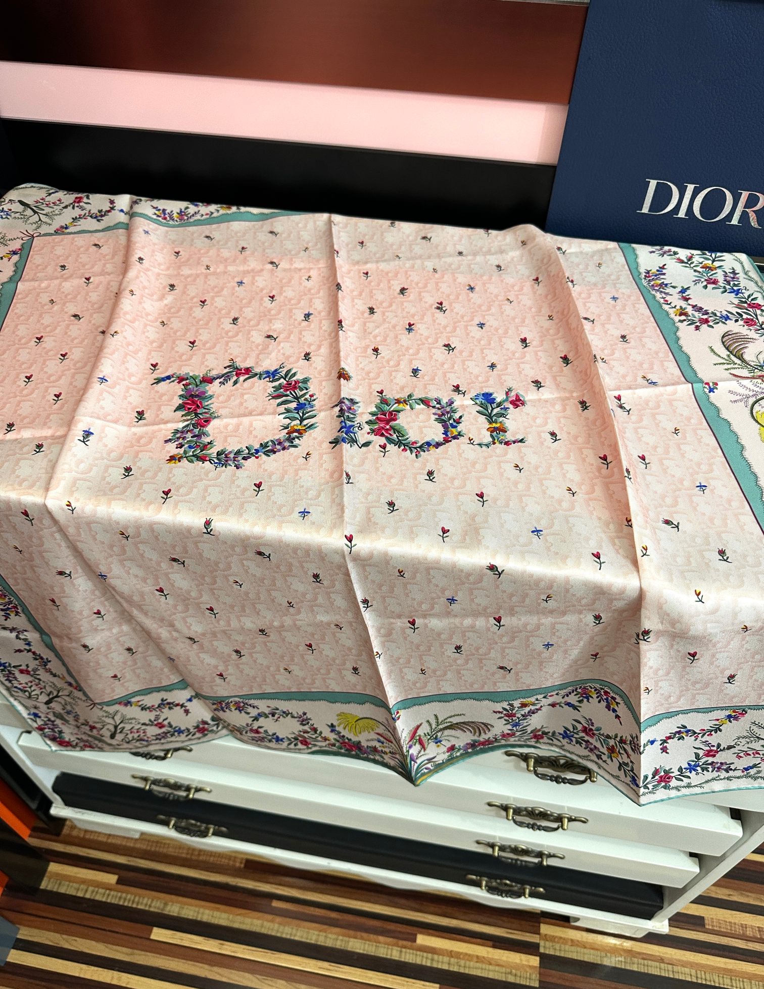 🔥上新 高版本Dior [太阳]ZG2026最新款方巾饰以 Christian 印花[嘴唇]点缀以充满诗情画意的 设计符