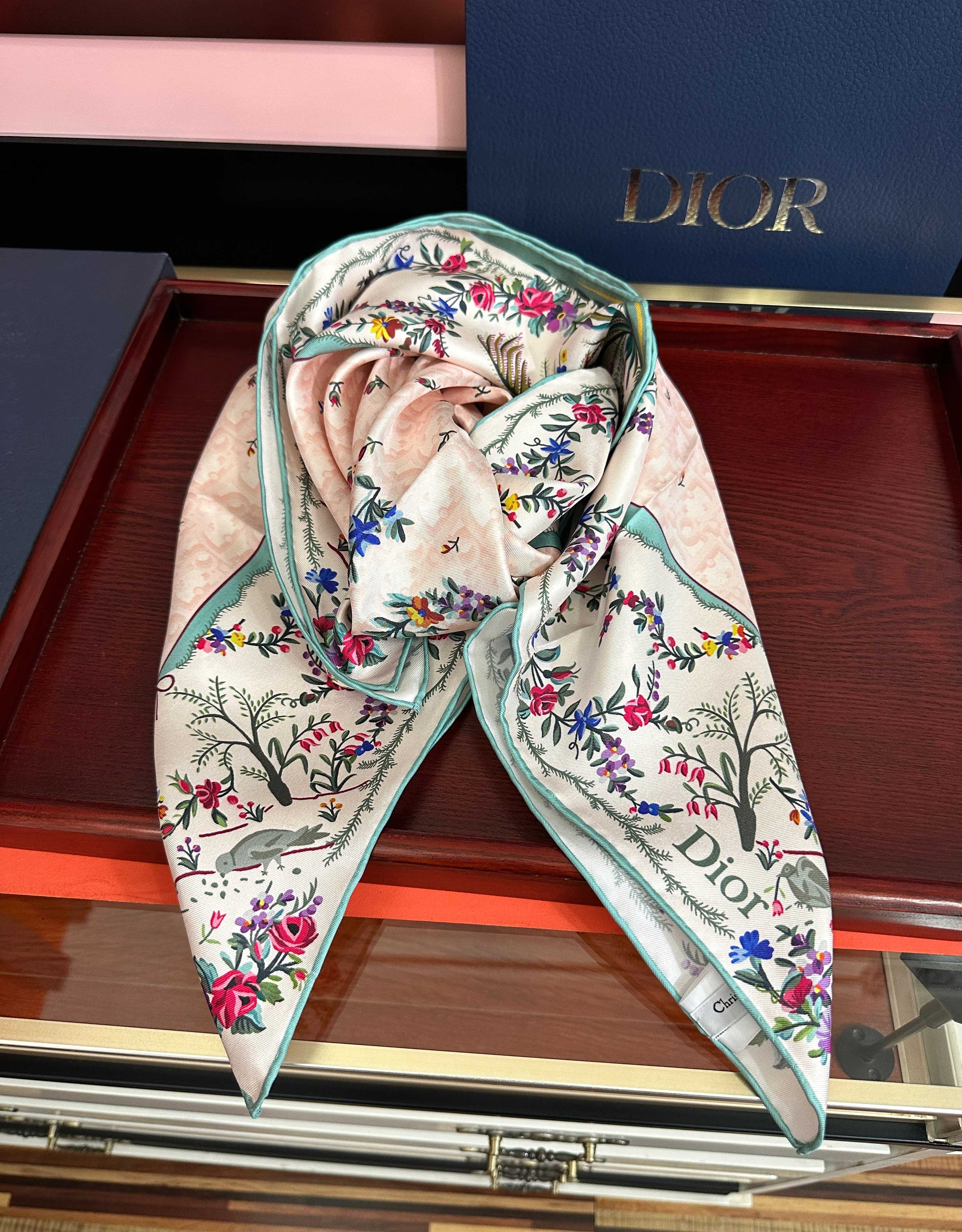 🔥上新 高版本Dior [太阳]ZG2026最新款方巾饰以 Christian 印花[嘴唇]点缀以充满诗情画意的 设计符