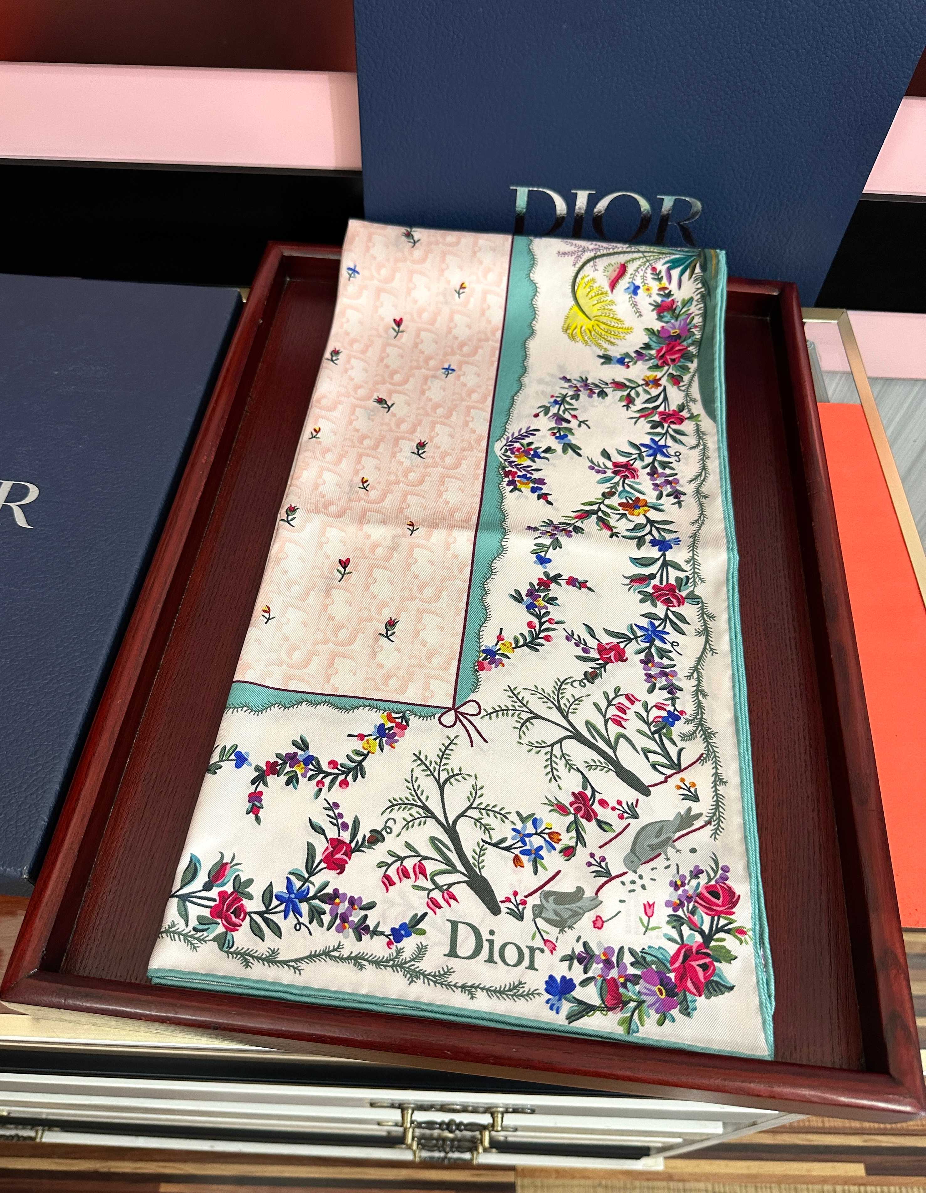 🔥上新 高版本Dior [太阳]ZG2026最新款方巾饰以 Christian 印花[嘴唇]点缀以充满诗情画意的 设计符