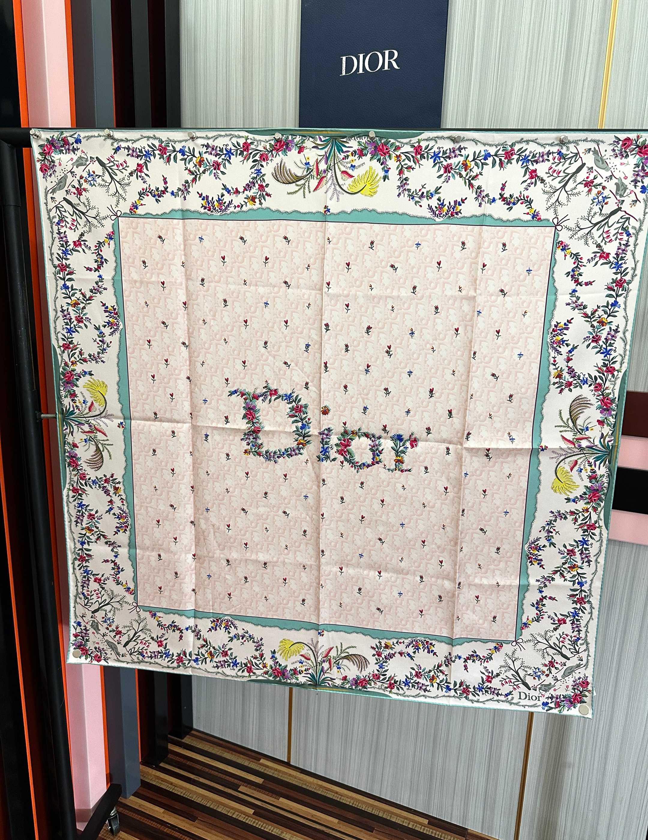 🔥上新 高版本Dior [太阳]ZG2026最新款方巾饰以 Christian 印花[嘴唇]点缀以充满诗情画意的 设计符