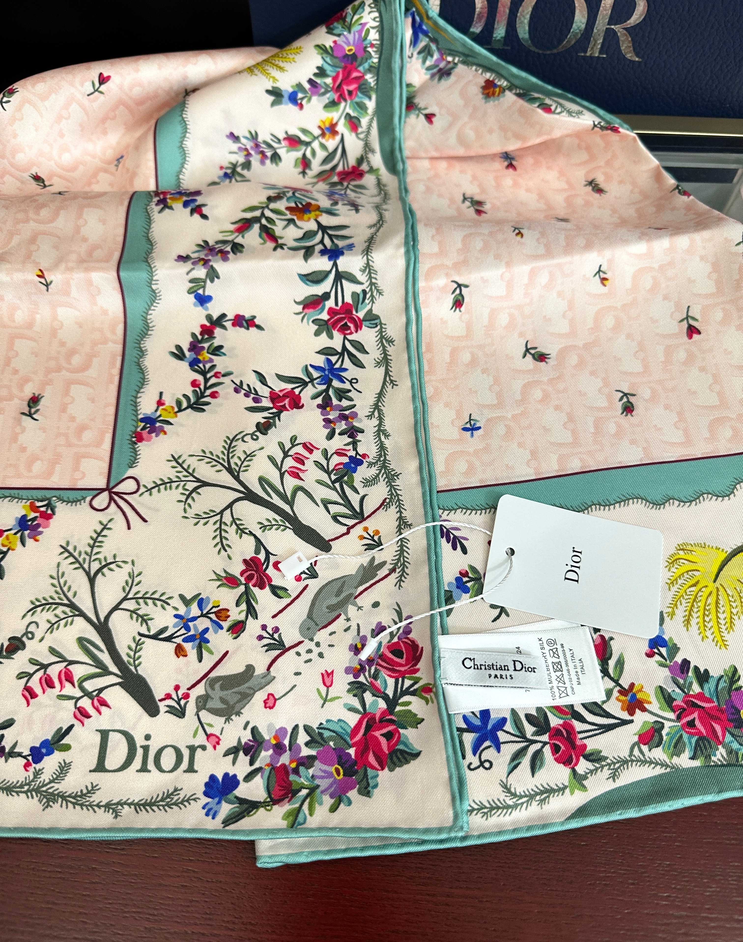 🔥上新 高版本Dior [太阳]ZG2026最新款方巾饰以 Christian 印花[嘴唇]点缀以充满诗情画意的 设计符