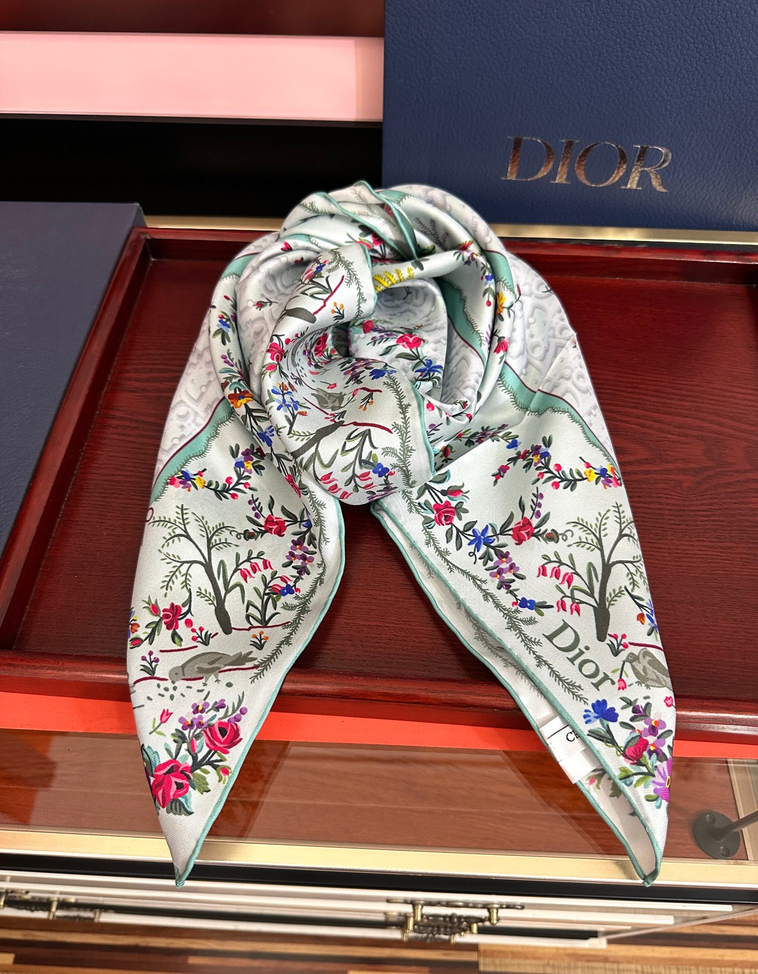 🔥上新 高版本Dior [太阳]ZG2026最新款方巾饰以 Christian 印花[嘴唇]点缀以充满诗情画意的 设计符
