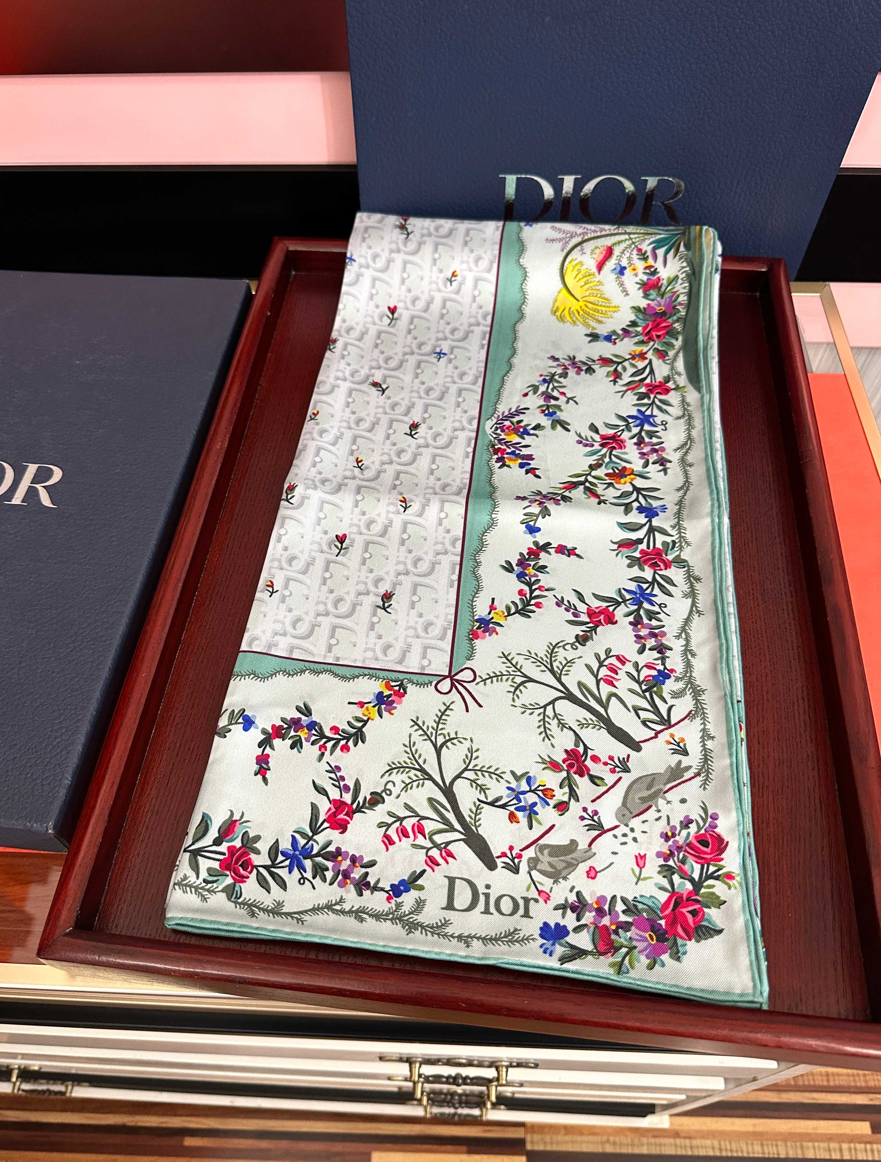 🔥上新 高版本Dior [太阳]ZG2026最新款方巾饰以 Christian 印花[嘴唇]点缀以充满诗情画意的 设计符