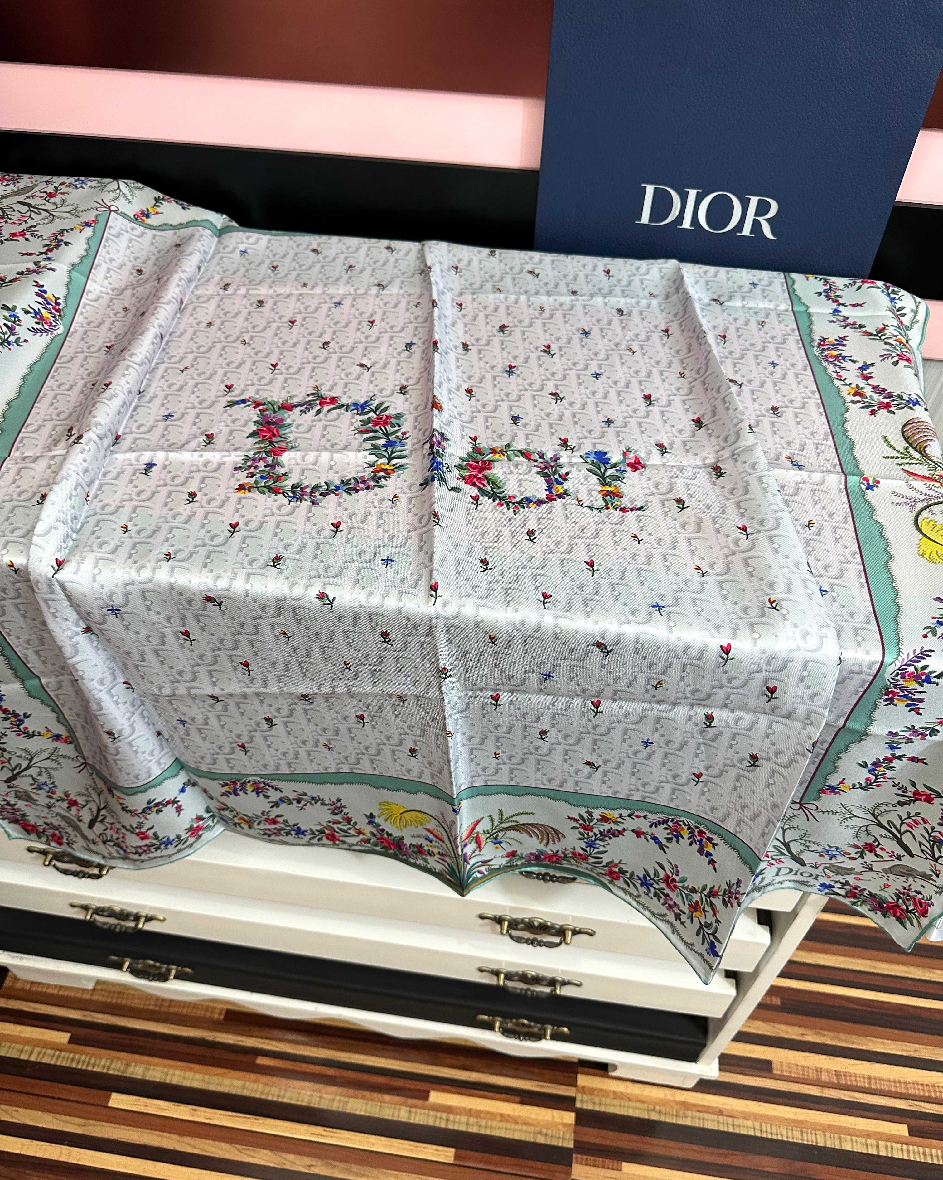🔥上新 高版本Dior [太阳]ZG2026最新款方巾饰以 Christian 印花[嘴唇]点缀以充满诗情画意的 设计符