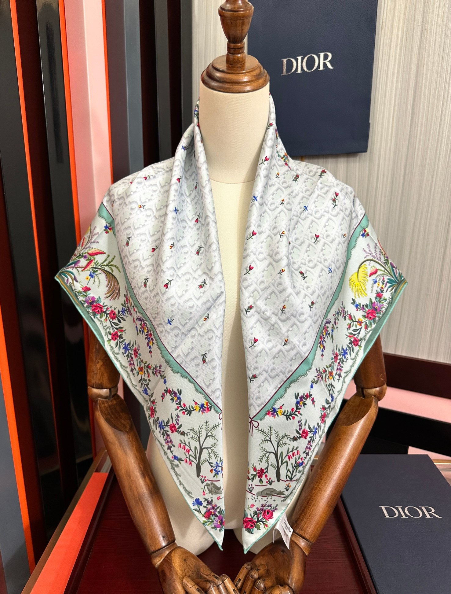 🔥上新 高版本Dior [太阳]ZG2026最新款方巾饰以 Christian 印花[嘴唇]点缀以充满诗情画意的 设计符