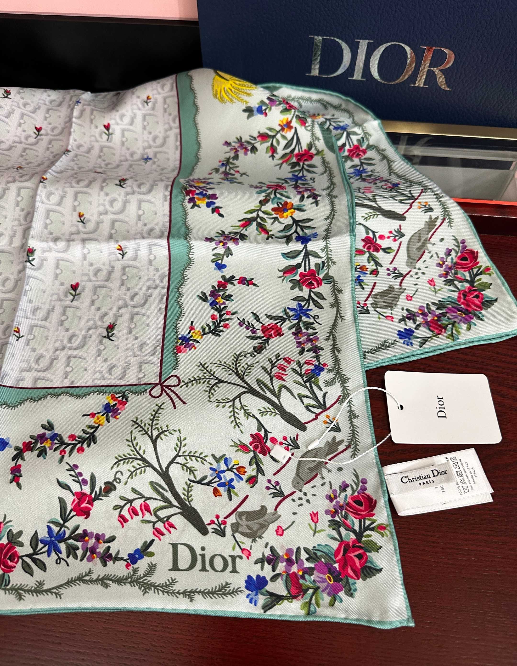 🔥上新 高版本Dior [太阳]ZG2026最新款方巾饰以 Christian 印花[嘴唇]点缀以充满诗情画意的 设计符