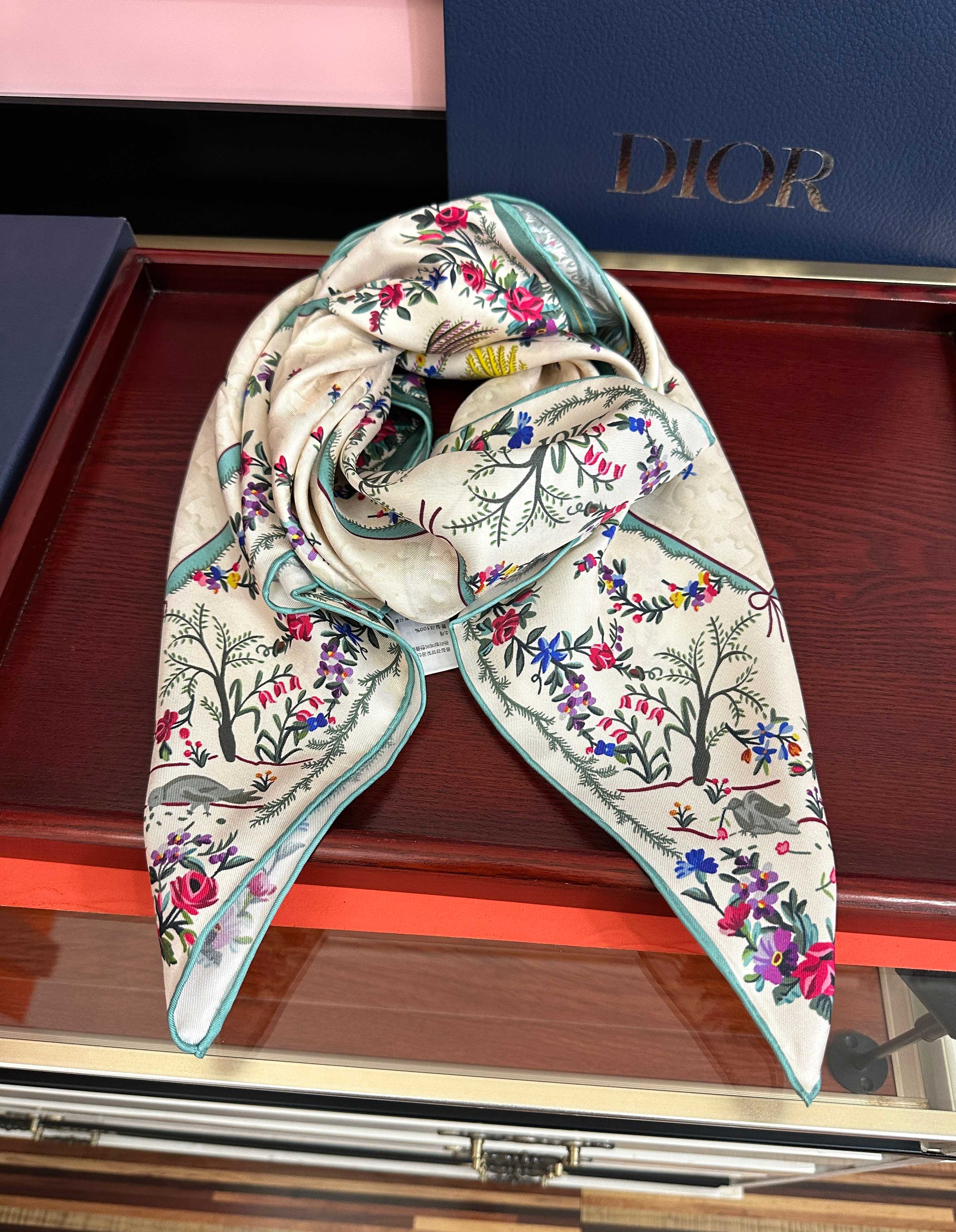 🔥上新 高版本Dior [太阳]ZG2026最新款方巾饰以 Christian 印花[嘴唇]点缀以充满诗情画意的 设计符