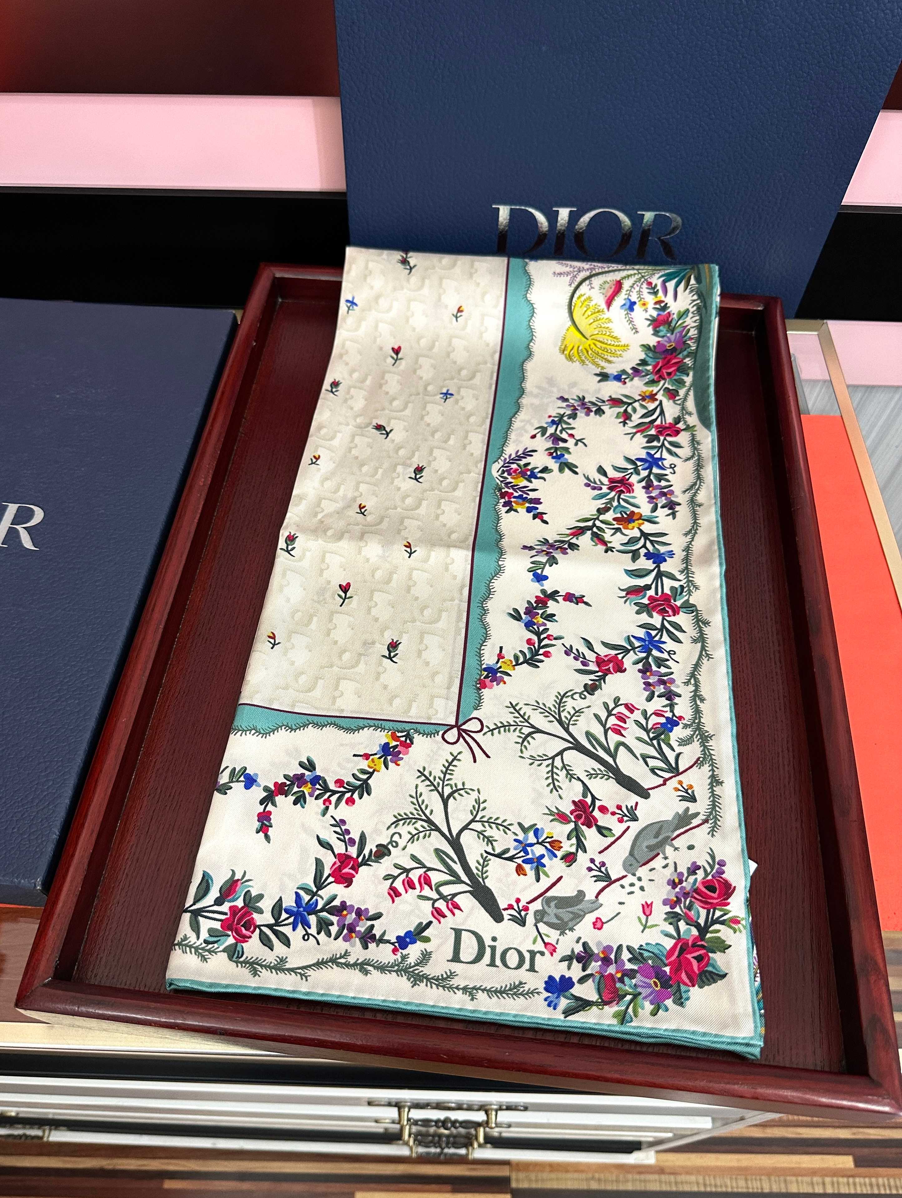 🔥上新 高版本Dior [太阳]ZG2026最新款方巾饰以 Christian 印花[嘴唇]点缀以充满诗情画意的 设计符