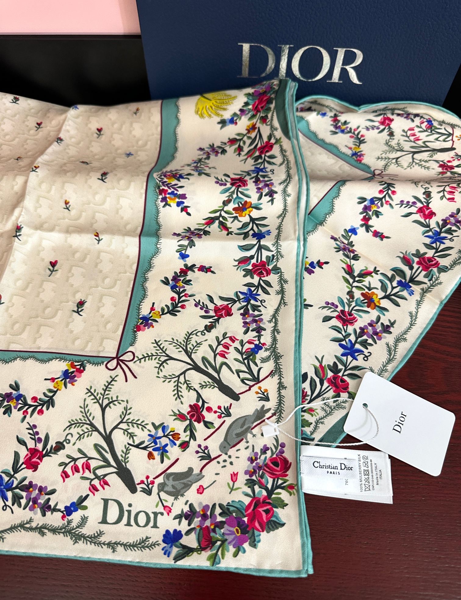 🔥上新 高版本Dior [太阳]ZG2026最新款方巾饰以 Christian 印花[嘴唇]点缀以充满诗情画意的 设计符