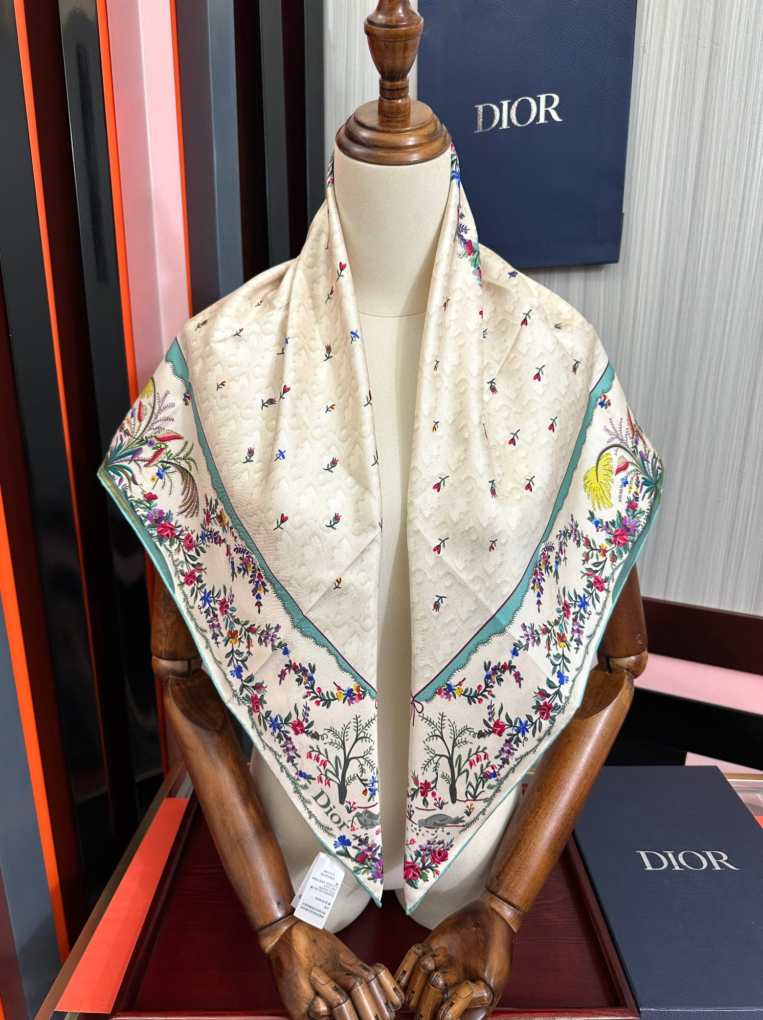 🔥上新 高版本Dior [太阳]ZG2026最新款方巾饰以 Christian 印花[嘴唇]点缀以充满诗情画意的 设计符