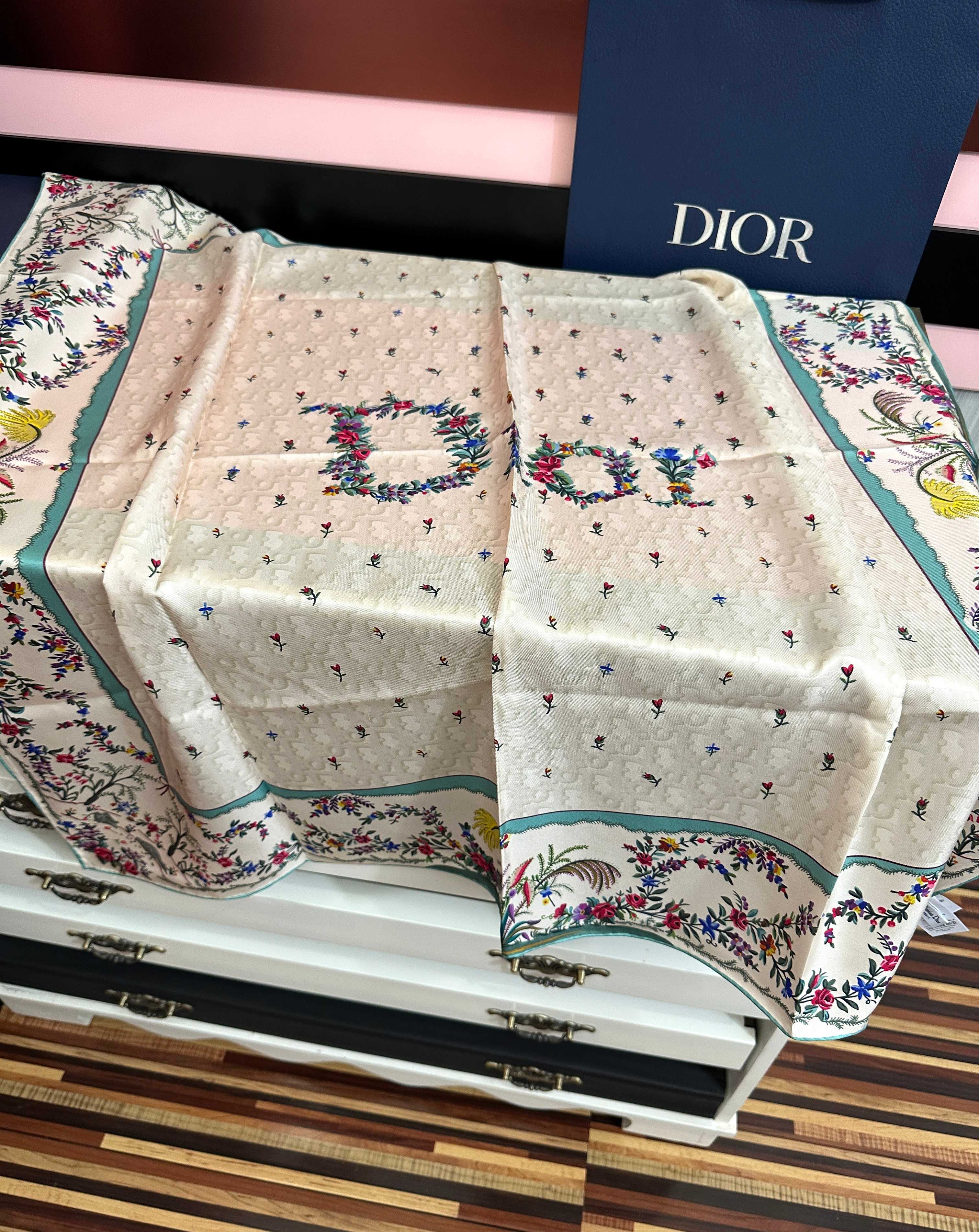 🔥上新 高版本Dior [太阳]ZG2026最新款方巾饰以 Christian 印花[嘴唇]点缀以充满诗情画意的 设计符