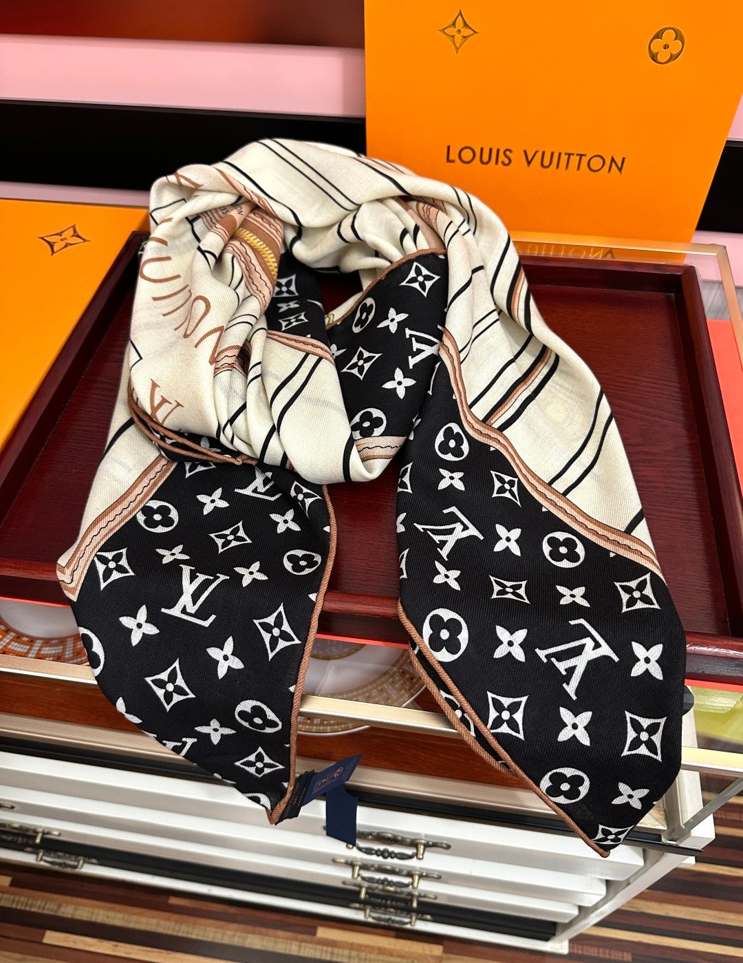 新款❤️LV  2026【双面同色】经典优雅[礼物]~气质到骨子里[色]新一季的面料超高级，真心超级柔软，丝丝顺滑[太阳
