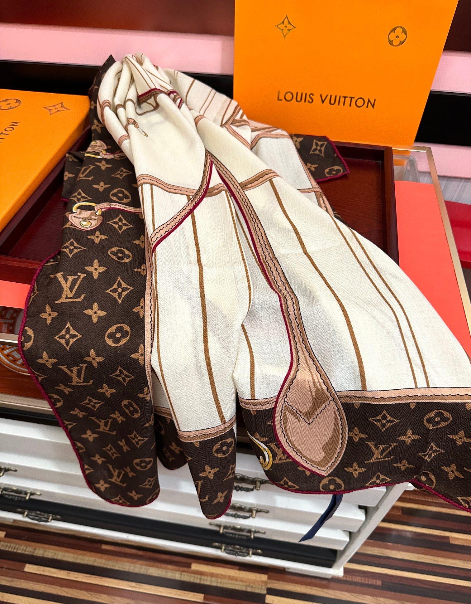 新款❤️LV  2026【双面同色】经典优雅[礼物]~气质到骨子里[色]新一季的面料超高级，真心超级柔软，丝丝顺滑[太阳