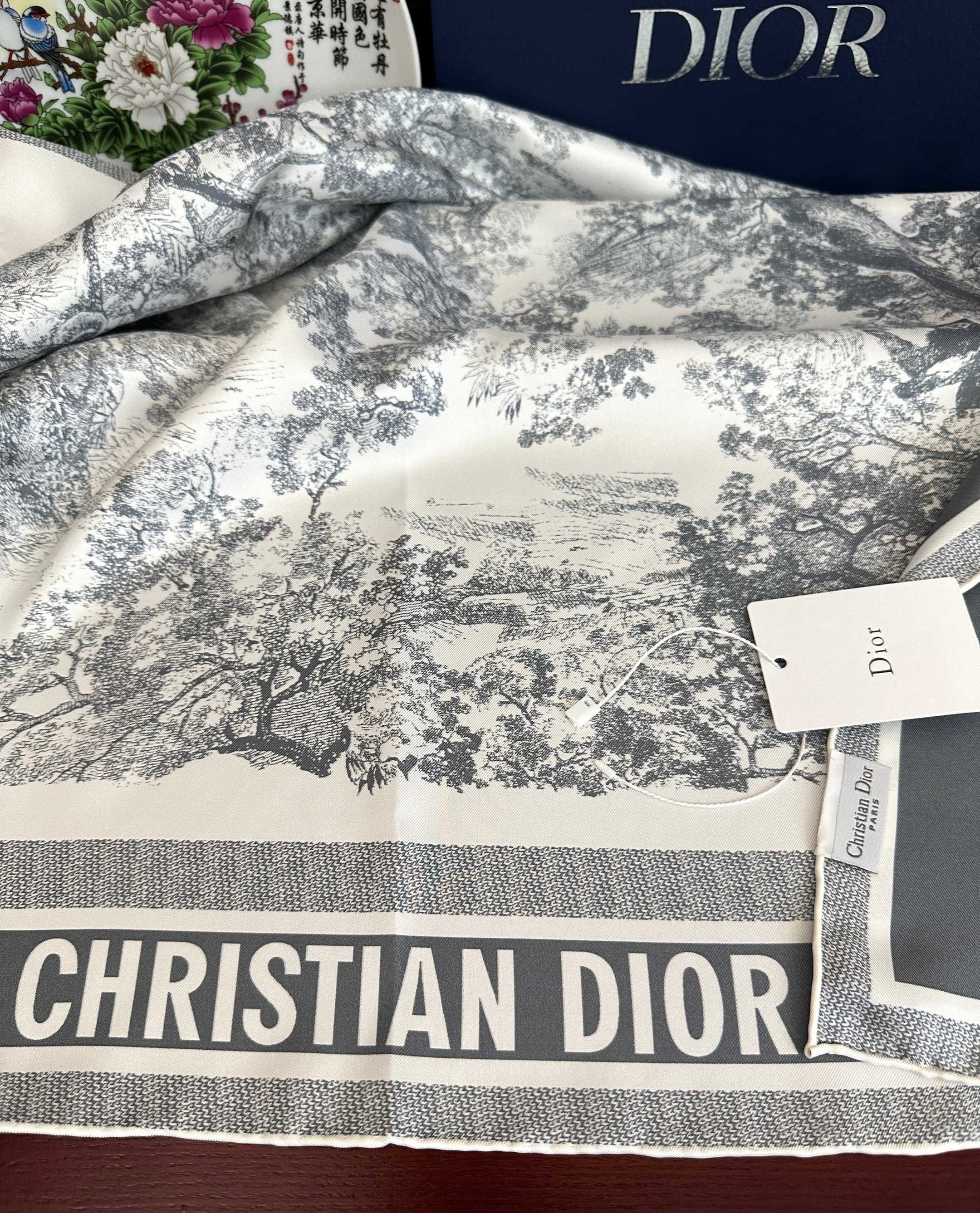 🔥Dior 印花方巾 2026【18姆米双面同色】[庆祝]Sauvage 茹伊印花这款方巾以经典的 Sauvage 茹伊