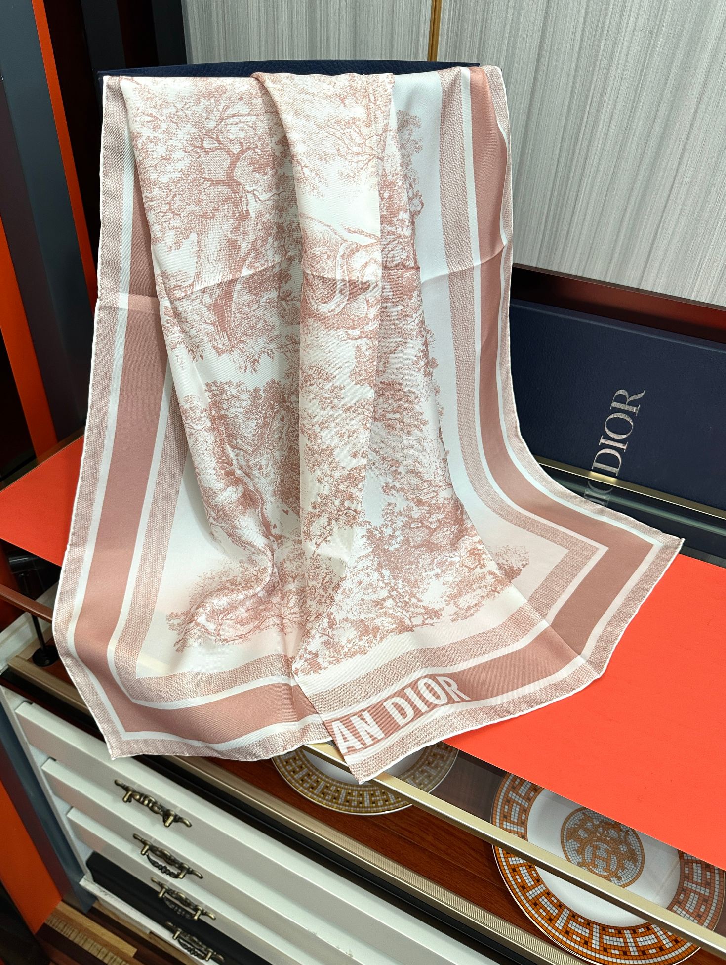 🔥Dior 印花方巾 2026【18姆米双面同色】[庆祝]Sauvage 茹伊印花这款方巾以经典的 Sauvage 茹伊