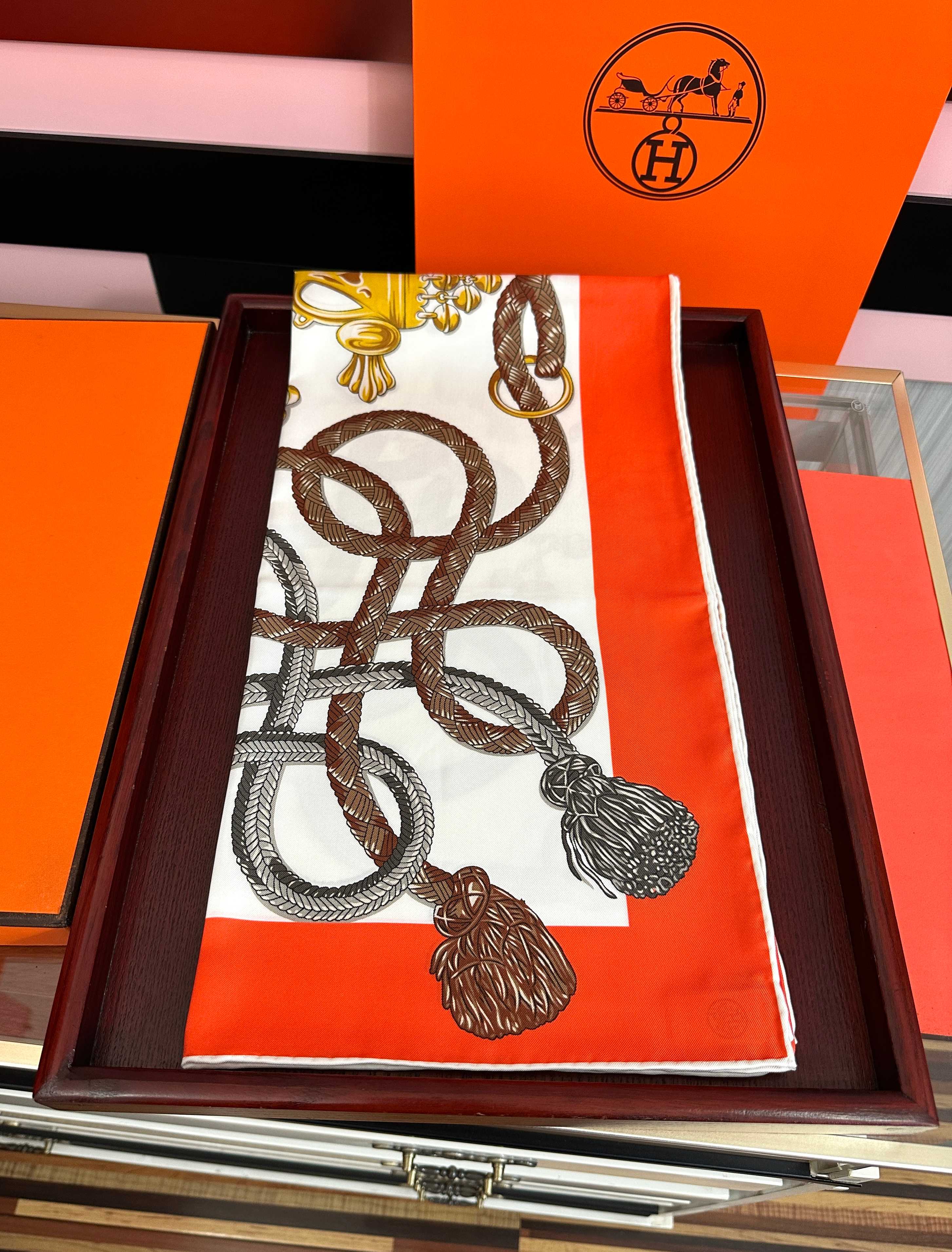🆕 新款🔥2081爱马仕【鞍马】太美了[太阳]精致卷边[嘴唇]品质感很显好[得意]好搭到上瘾的丝巾[色]带着不显山不露水