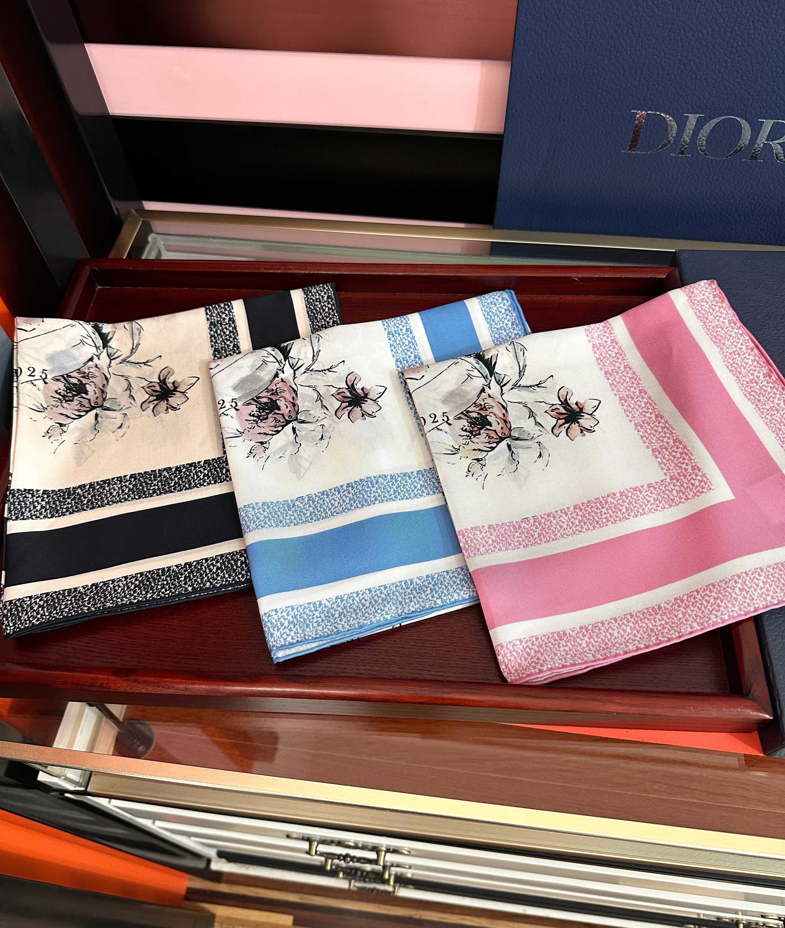 🆕 🔥新款 Dior 26最新款官网同步[庆祝]以优雅而诗意的设计全新演绎主题[玫瑰]采用白色和淡粉色桑蚕丝斜纹面料精心