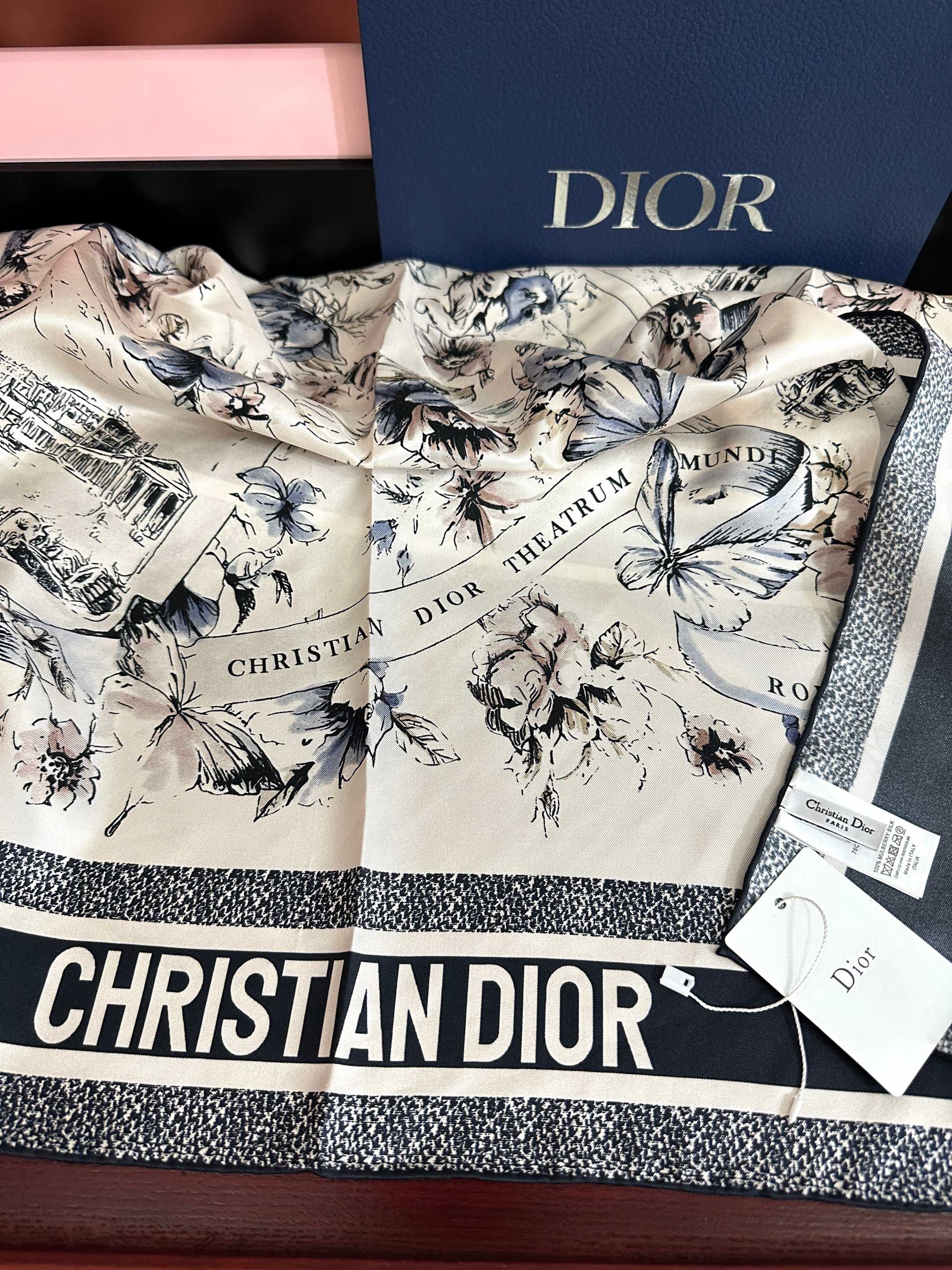 🆕 🔥新款 Dior 26最新款官网同步[庆祝]以优雅而诗意的设计全新演绎主题[玫瑰]采用白色和淡粉色桑蚕丝斜纹面料精心