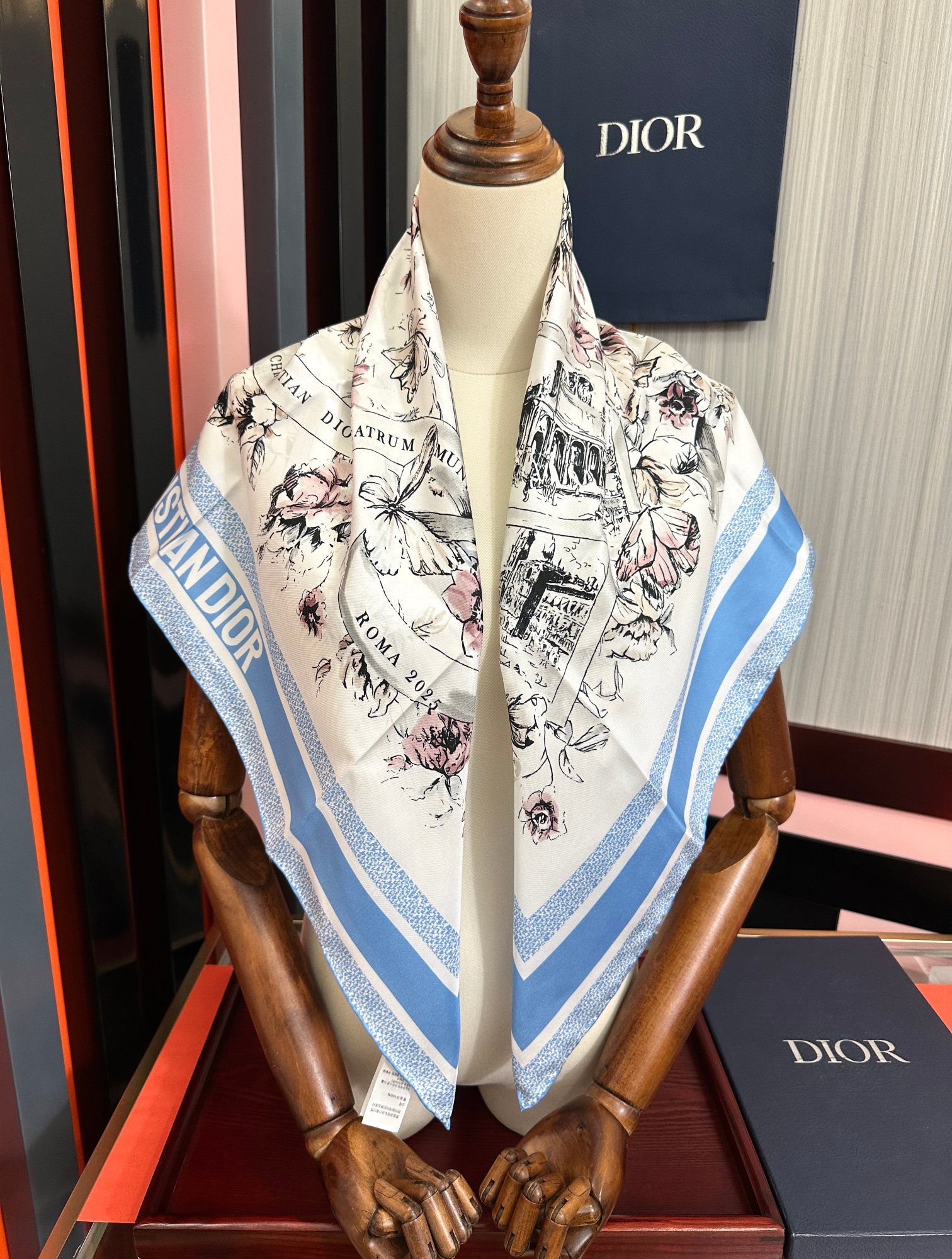 🆕 🔥新款 Dior 26最新款官网同步[庆祝]以优雅而诗意的设计全新演绎主题[玫瑰]采用白色和淡粉色桑蚕丝斜纹面料精心