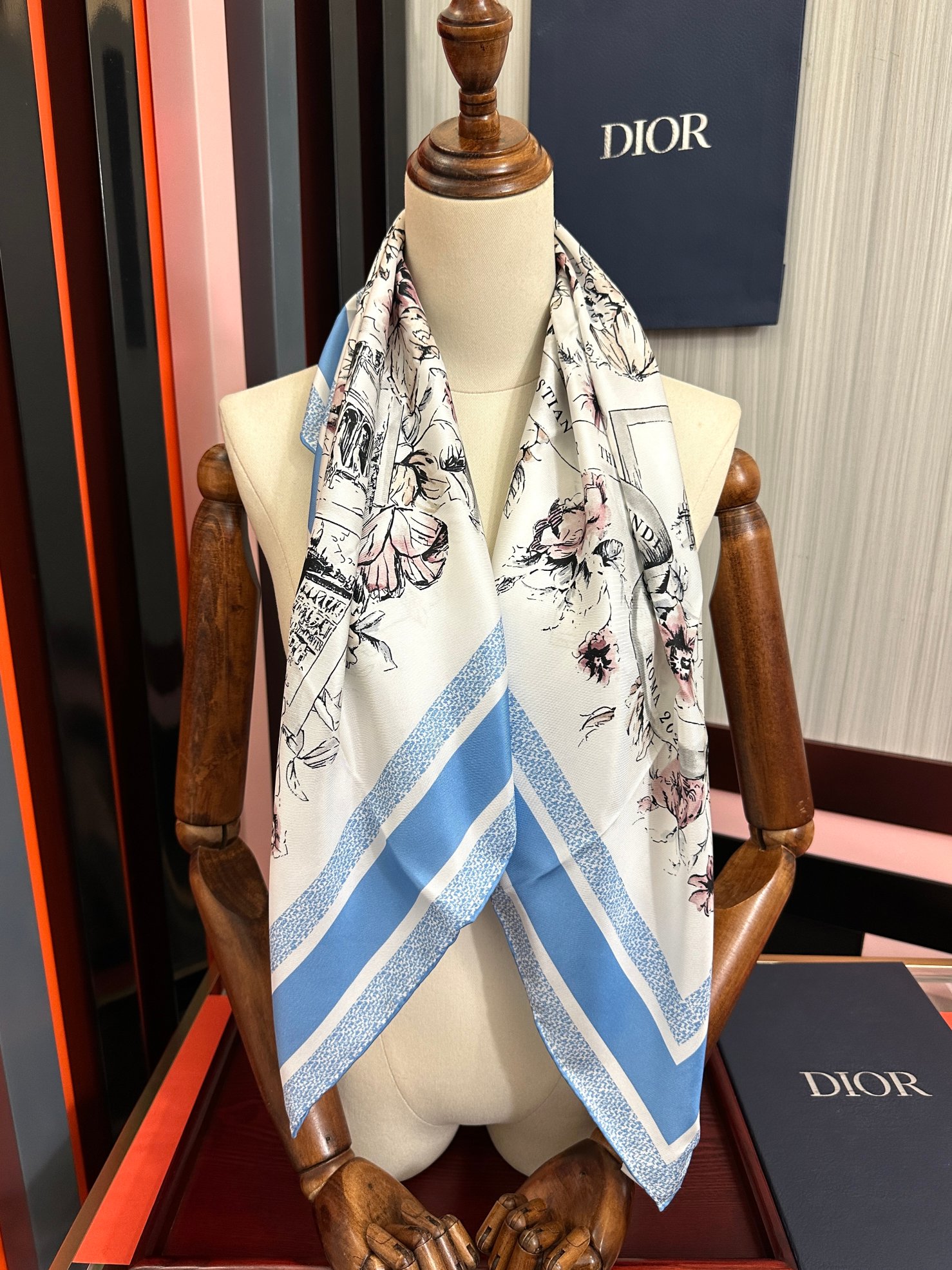 🆕 🔥新款 Dior 26最新款官网同步[庆祝]以优雅而诗意的设计全新演绎主题[玫瑰]采用白色和淡粉色桑蚕丝斜纹面料精心