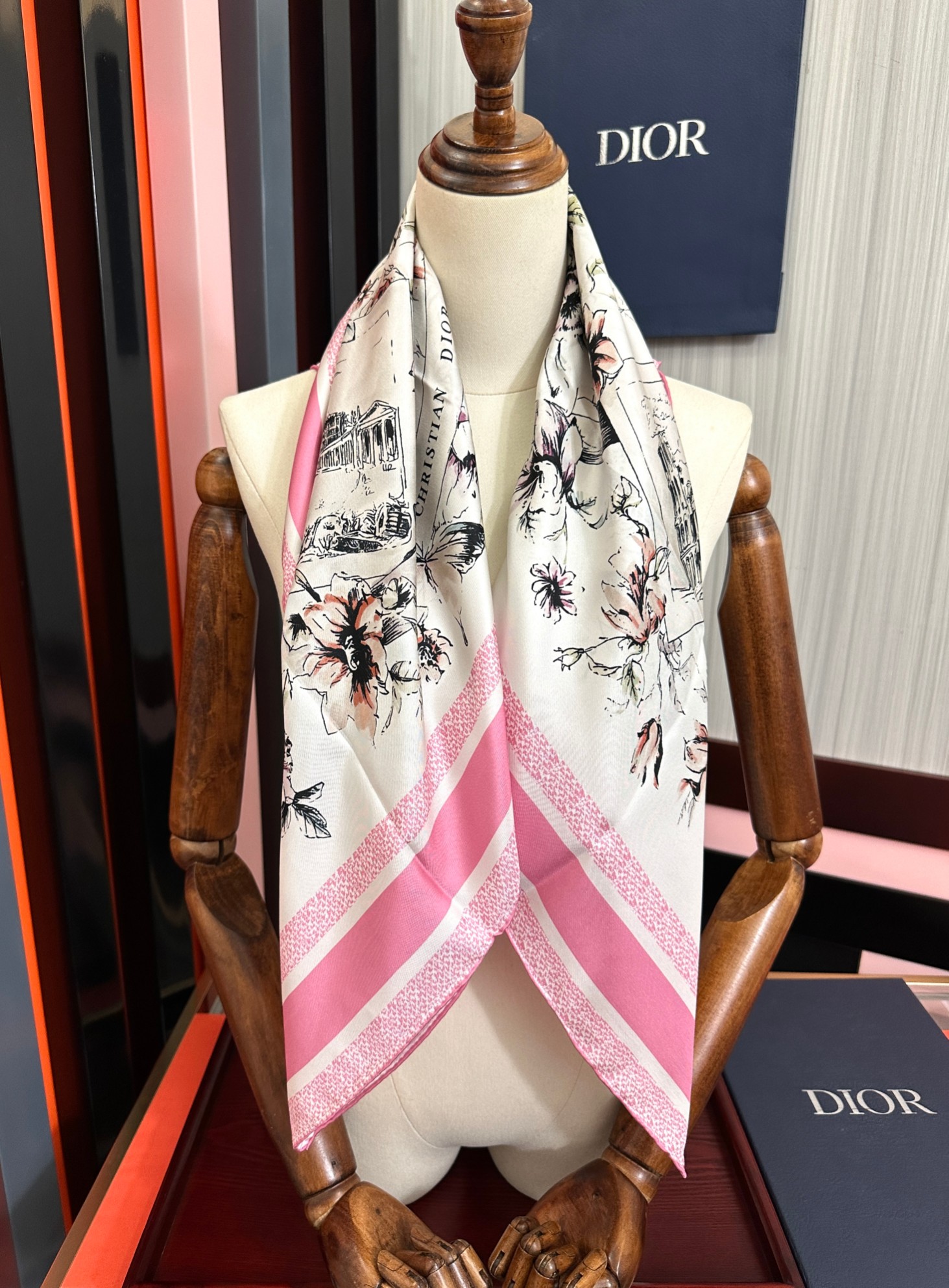 🆕 🔥新款 Dior 26最新款官网同步[庆祝]以优雅而诗意的设计全新演绎主题[玫瑰]采用白色和淡粉色桑蚕丝斜纹面料精心
