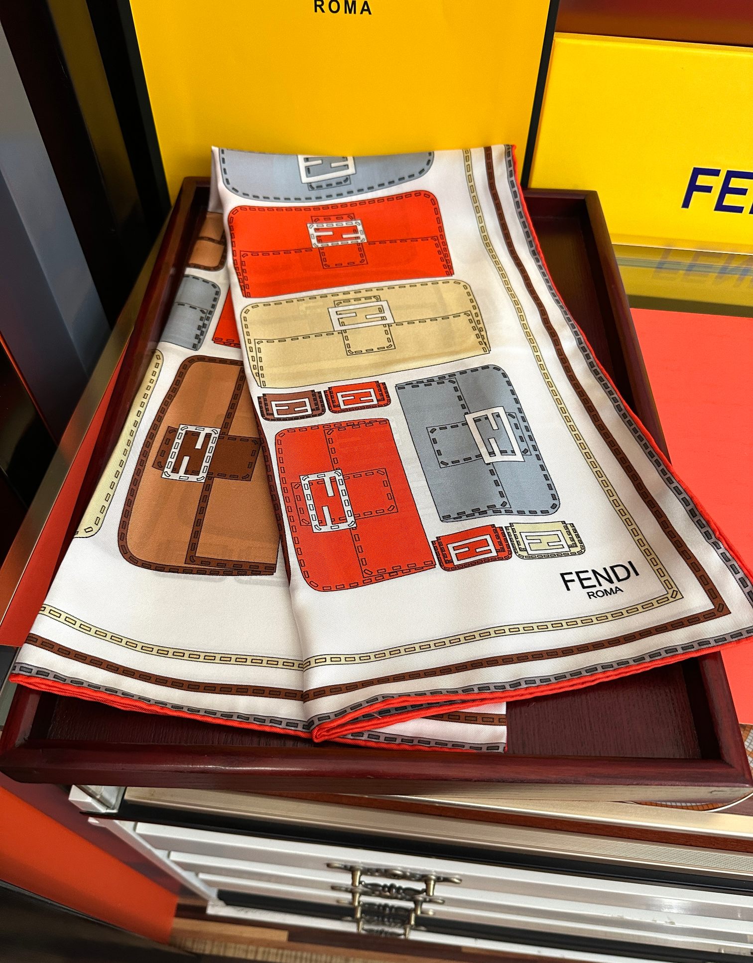 🆕  🔥高版本FENDI[庆祝]2026本年度最好看的丝巾没有之一了👍满身印有不同尺寸的米色和棕色标志性F Baguet