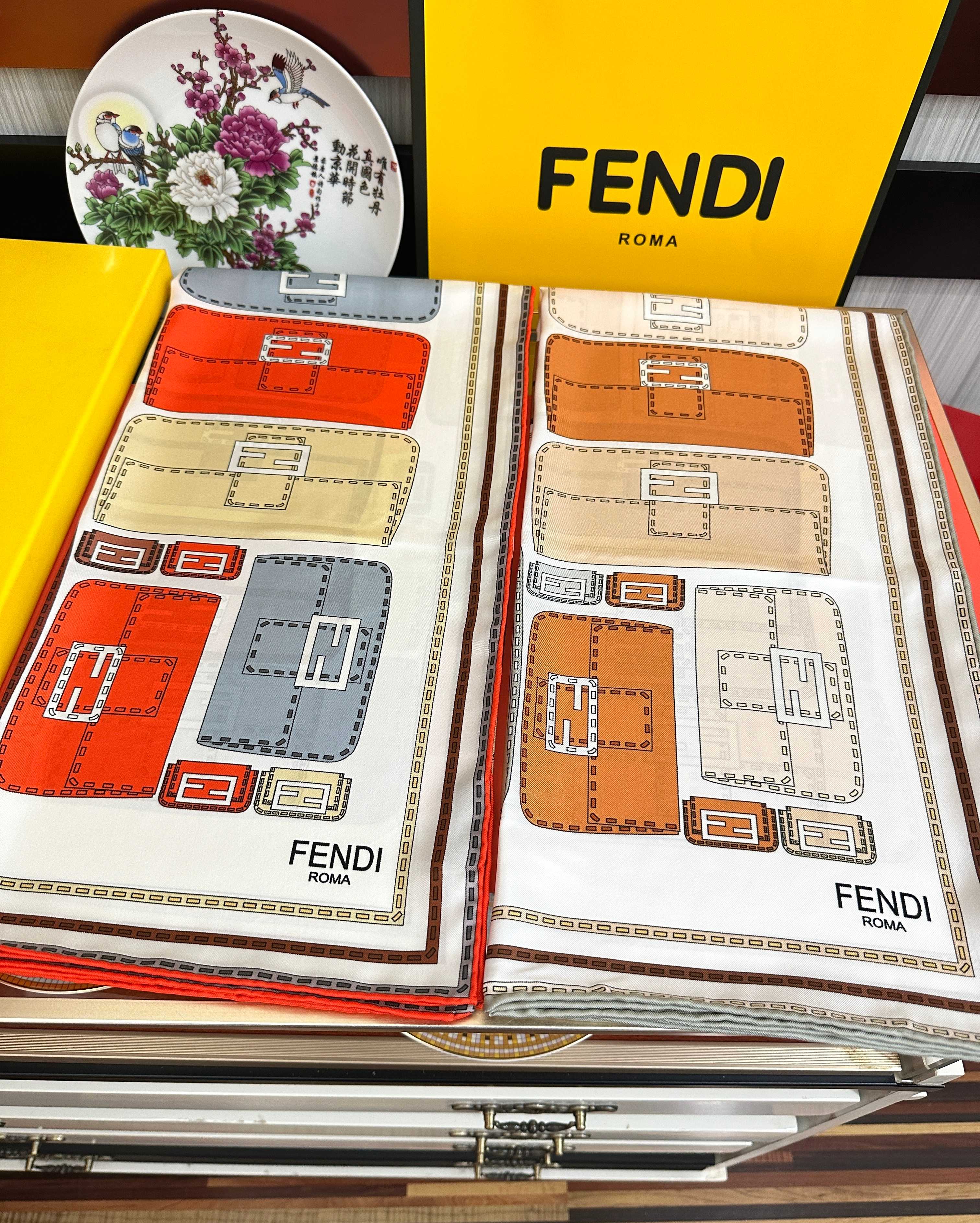 🆕  🔥高版本FENDI[庆祝]2026本年度最好看的丝巾没有之一了👍满身印有不同尺寸的米色和棕色标志性F Baguet