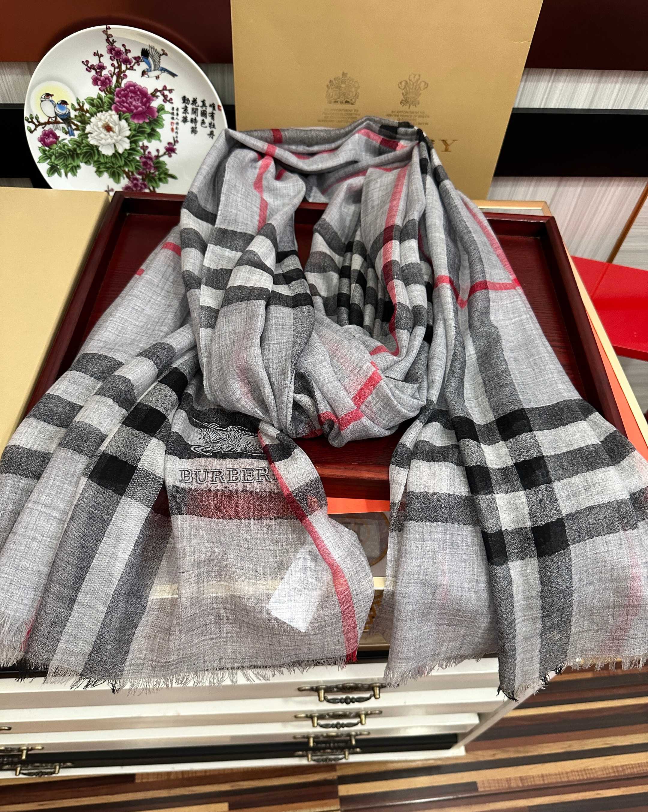 🆕 上新🔥2081 巴宝莉👍重磅推荐🎀太美了👓火爆N年的格子,人人都喜欢💕时潮人都有好几条巴家围巾放在衣橱,🧣换条围巾就 🆕 上新🔥2081 巴宝莉👍重磅推荐🎀太美了👓火爆N年的格子,人人都喜欢💕时潮人都有好几条巴家围巾放在衣橱,🧣换条围巾就