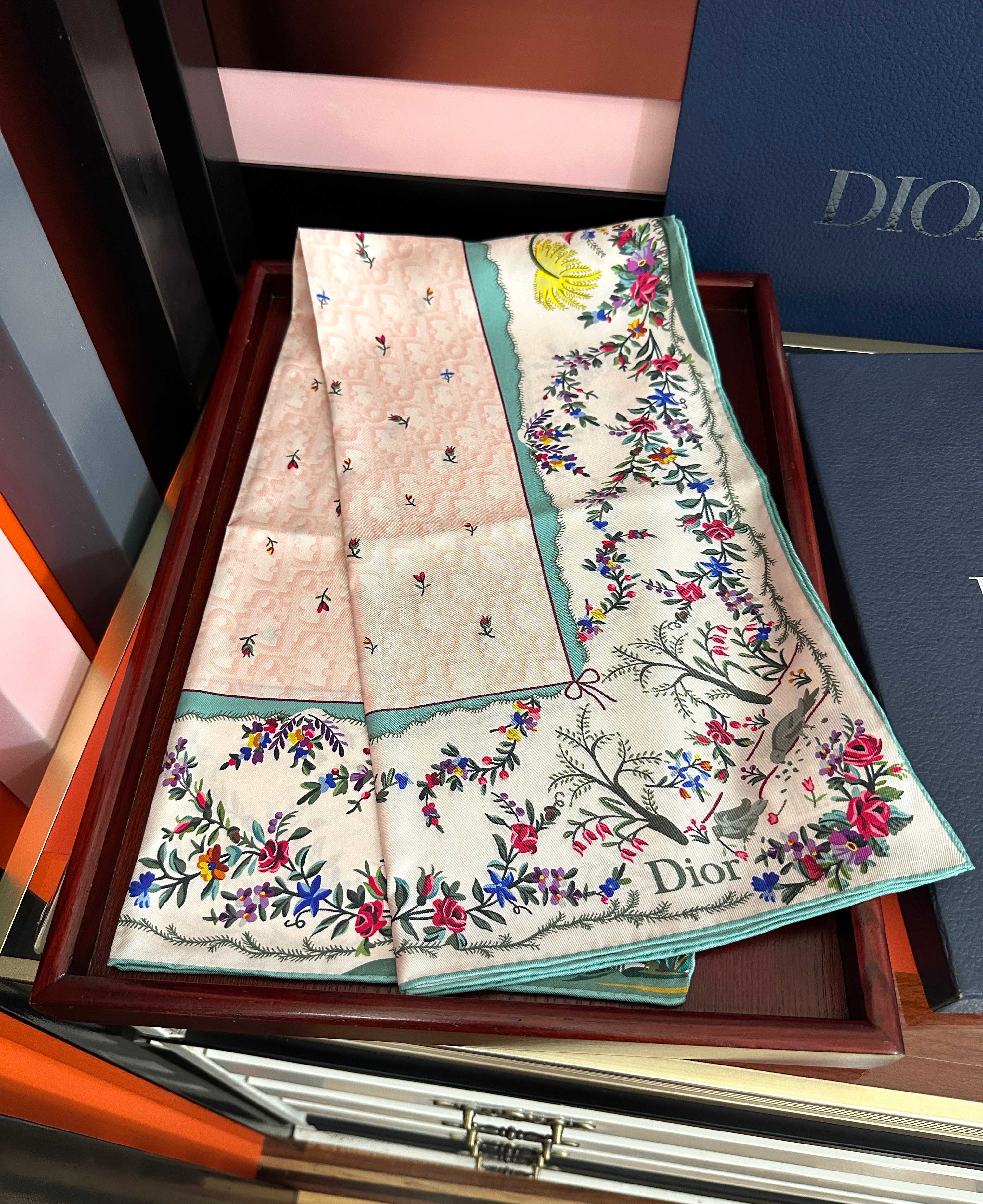🆕  🔥上新 高版本Dior [太阳]ZG2026最新款方巾饰以 Christian 印花[嘴唇]点缀以充满诗情画意的 