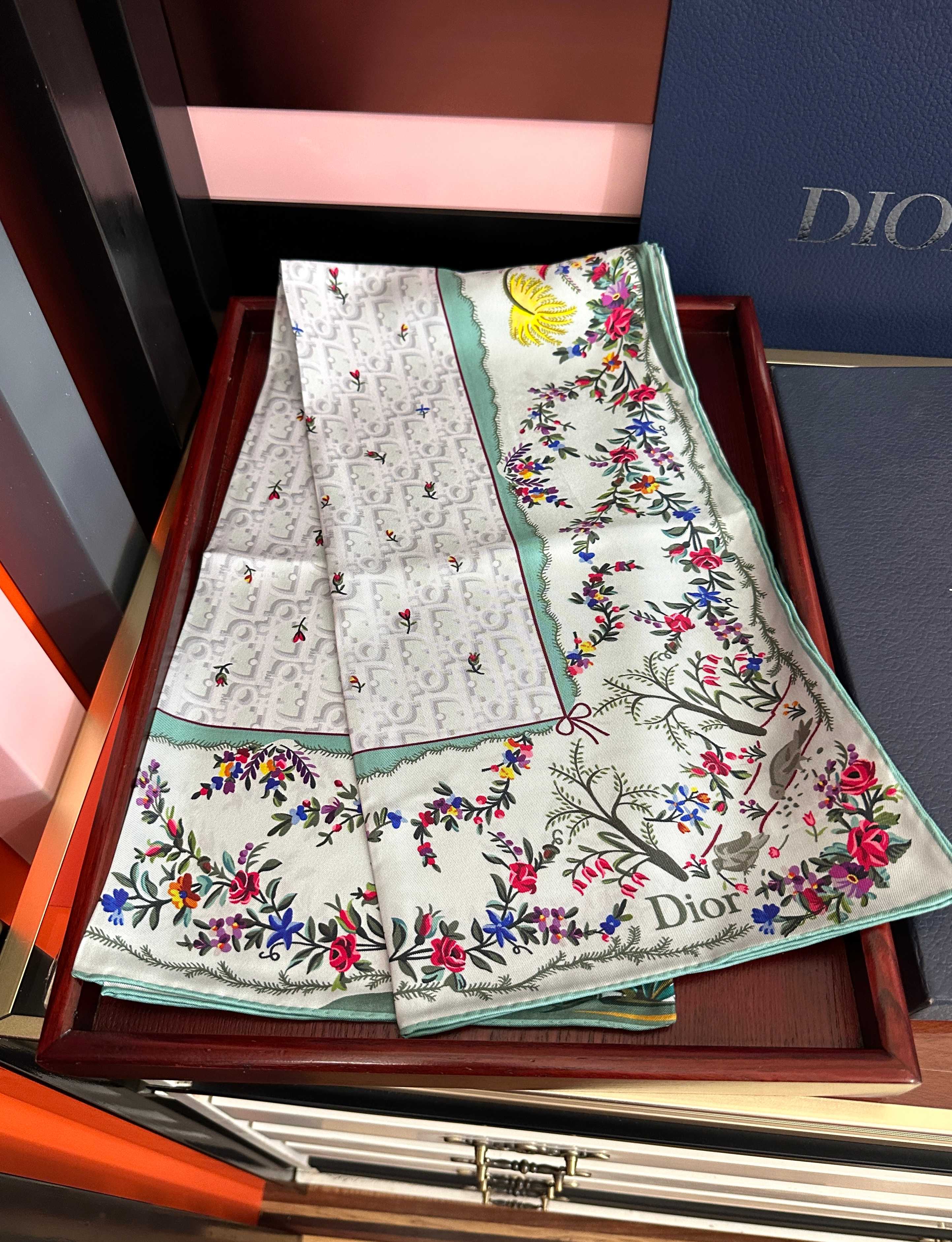 🆕  🔥上新 高版本Dior [太阳]ZG2026最新款方巾饰以 Christian 印花[嘴唇]点缀以充满诗情画意的 