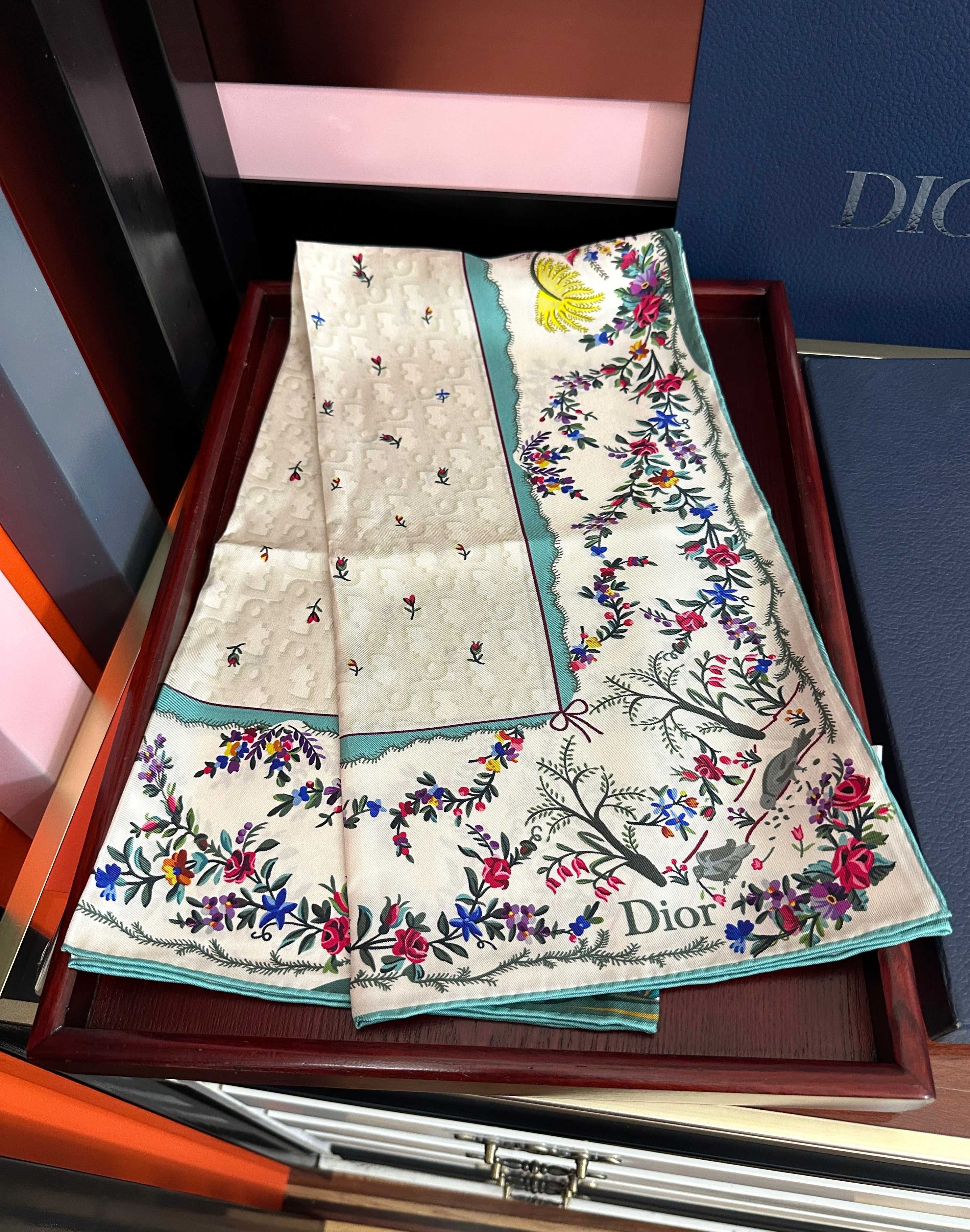 🆕  🔥上新 高版本Dior [太阳]ZG2026最新款方巾饰以 Christian 印花[嘴唇]点缀以充满诗情画意的 
