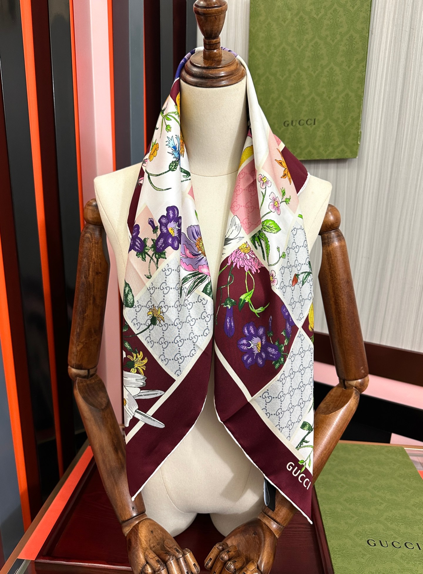 🆕 🔥新款Gucci 2026印花双面同色桑品牌桑蚕丝配饰系列秉承经典[强]以华贵材质、精湛工艺与清新色调焕新演绎GG、