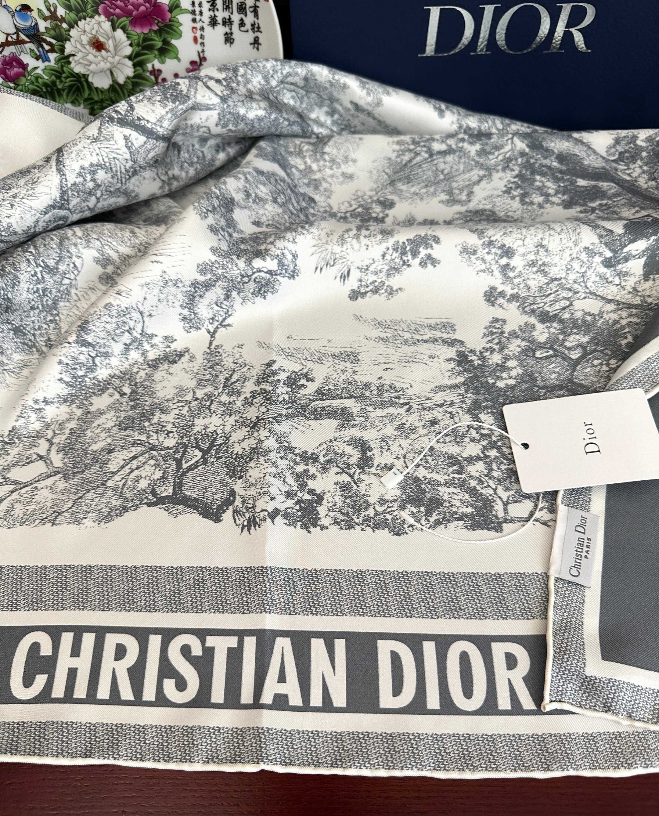 🆕 🔥Dior 印花方巾 2026【18姆米双面同色】[庆祝]Sauvage 茹伊印花这款方巾以经典的 Sauvage 