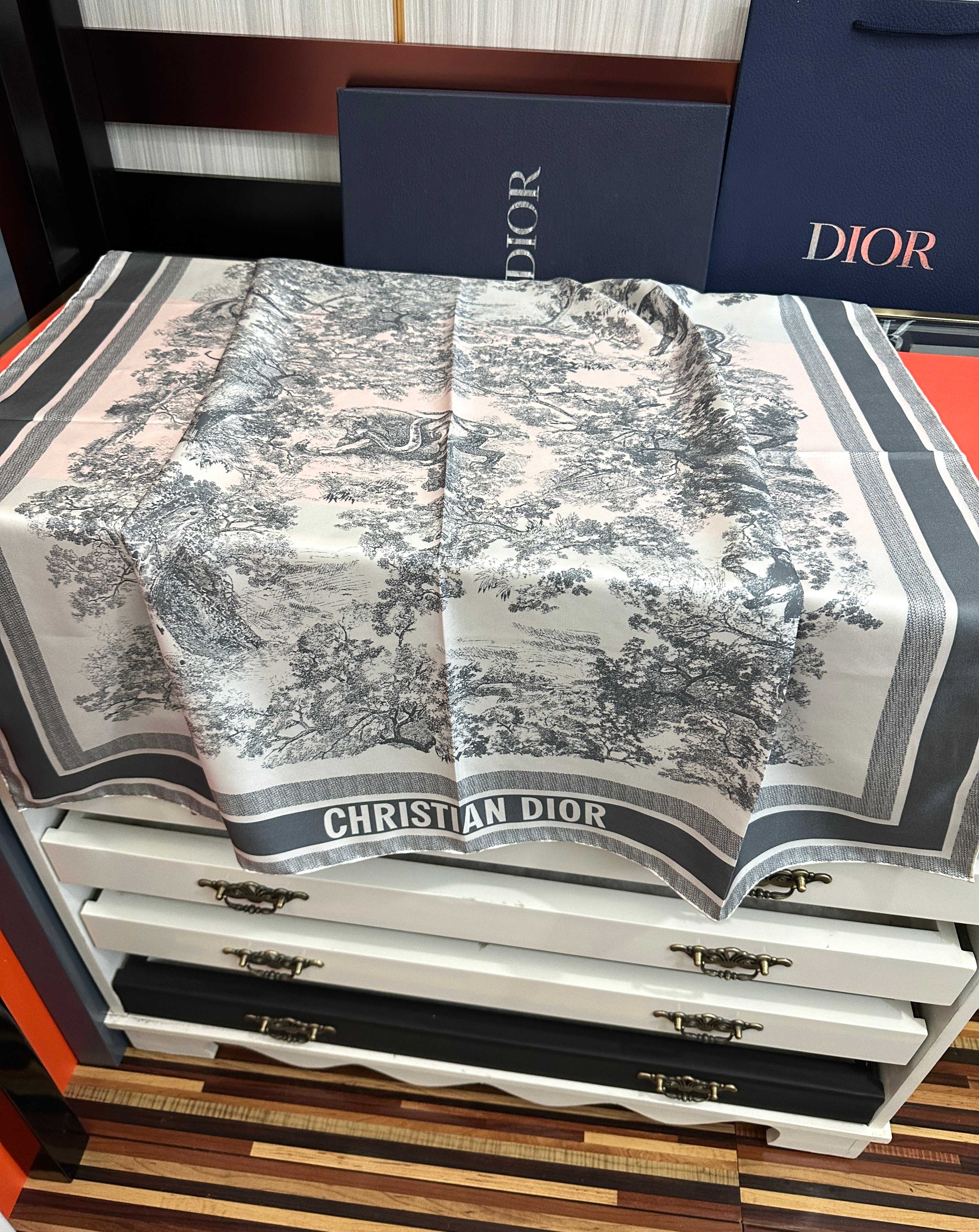 🆕 🔥Dior 印花方巾 2026【18姆米双面同色】[庆祝]Sauvage 茹伊印花这款方巾以经典的 Sauvage 