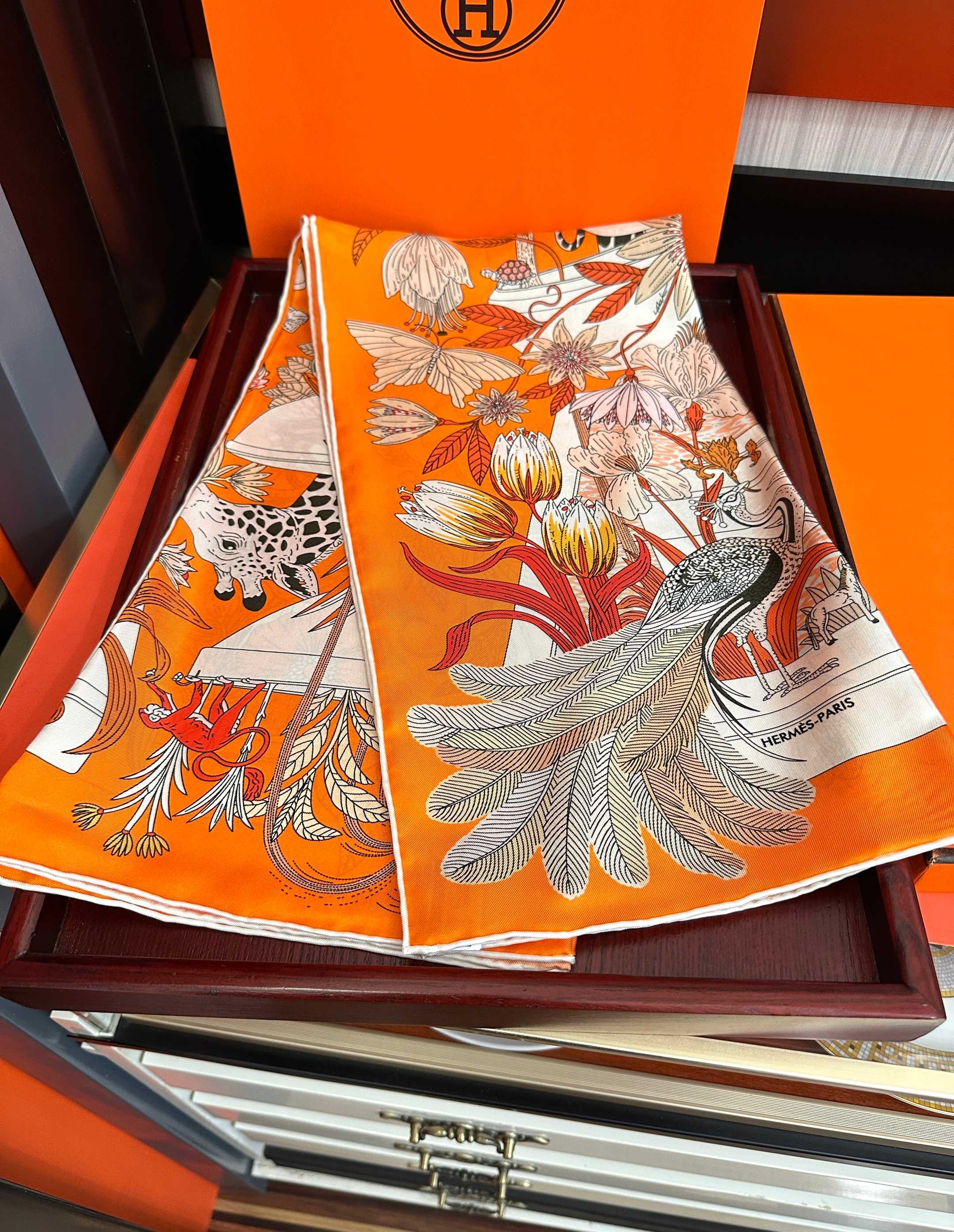 🆕 高版本🔥HERMES 2026【珍奇乐园】[太阳]精致卷边[嘴唇]品质感很显好[得意]好搭到上瘾的丝巾[色]带着不显