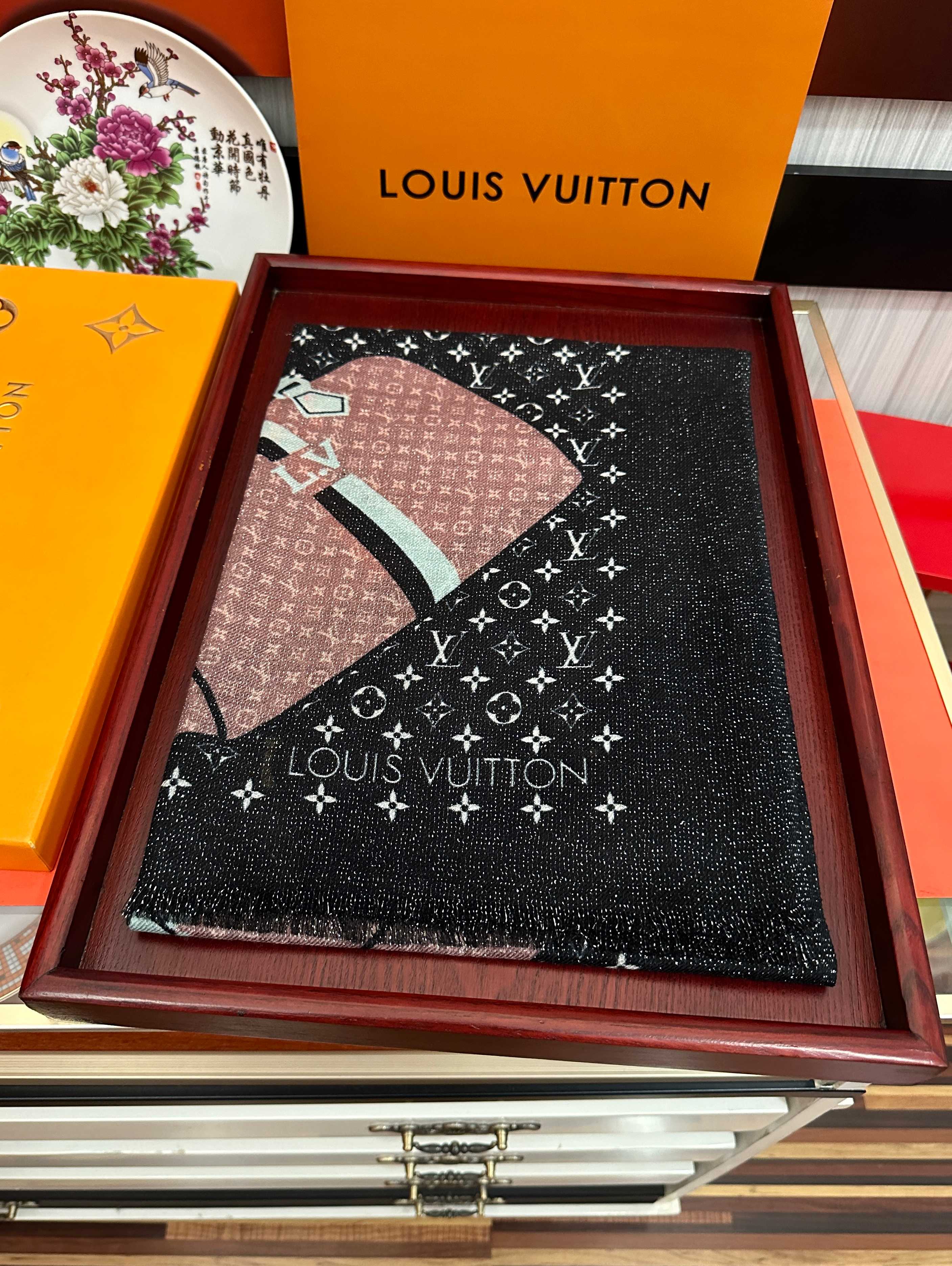 🆕 上新L V 银丝2026 最新款[庆祝]顶级设计太美了，真心赞👍羊绒长巾😘💍实物真心美 🎀披肩配以印花💓💃🏻无论设计