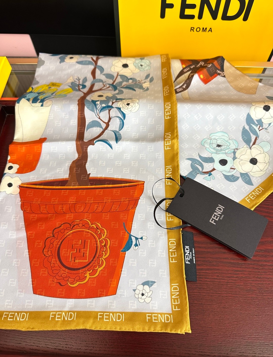 🆕 上新❤️芬迪2026 [庆祝]太美了[礼物]ZG同步 无比诱人[得意]此方形围巾选用有机桑蚕丝斜纹布材质[色]定制几
