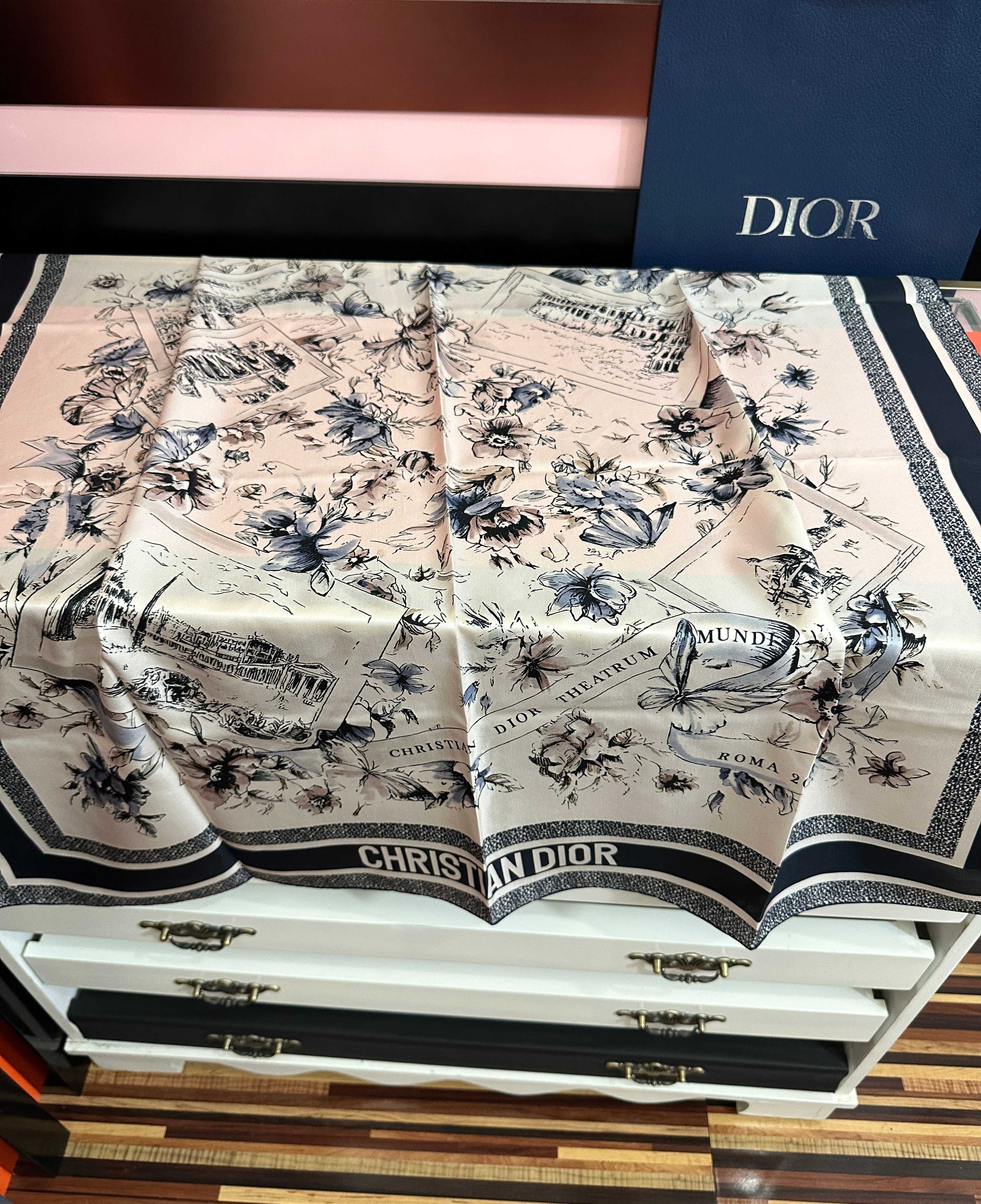 🆕 🔥新款 Dior 26最新款官网同步[庆祝]以优雅而诗意的设计全新演绎主题[玫瑰]采用白色和淡粉色桑蚕丝斜纹面料精心