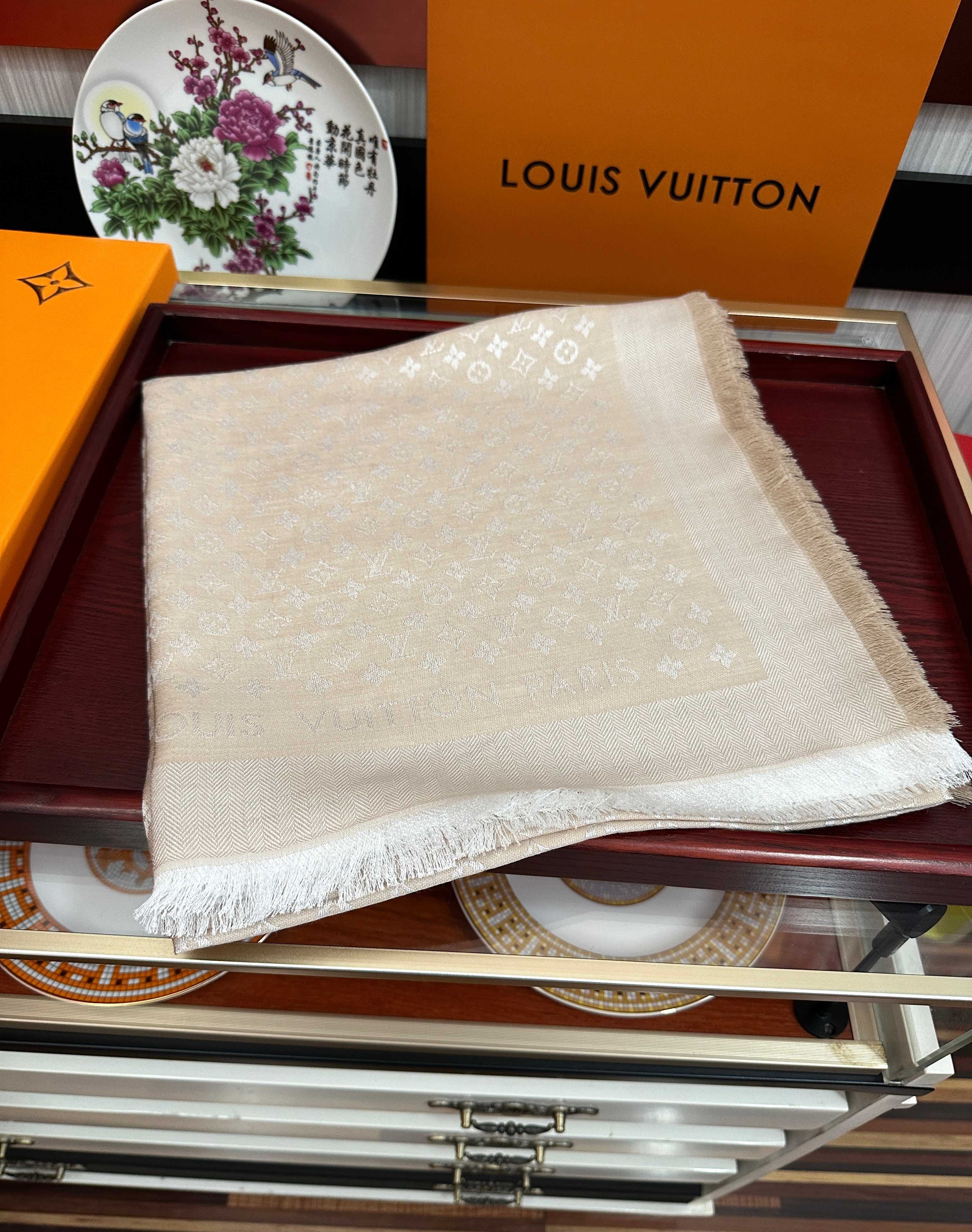 上新🎉LV老花图案这款披肩将真丝与羊毛相混搭❤️质地柔软而温暖饰有不同色调Monogram图案💄饰有的字样经典而永不过时