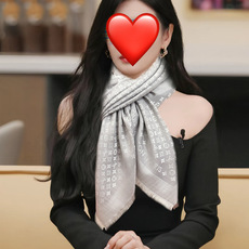上新🎉LV老花图案这款披肩将真丝与羊毛相混搭❤️质地柔软而温暖饰有不同色调Monogram图案💄饰有的字样经典而永不过时 上新🎉LV老花图案这款披肩将真丝与羊毛相混搭❤️质地柔软而温暖饰有不同色调Monogram图案💄饰有的字样经典而永不过时