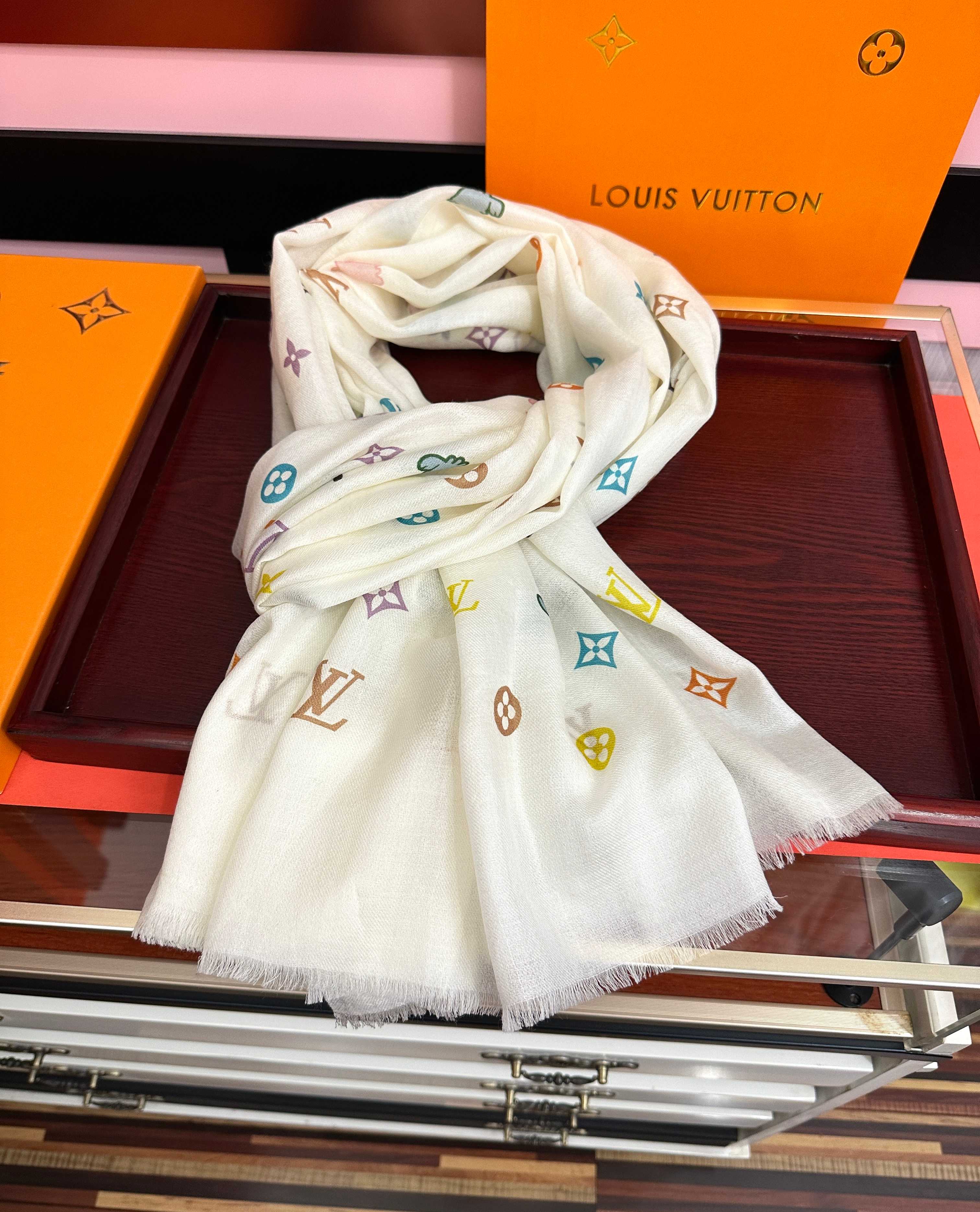 🔥新款 L 家 2026 最新款[得意]真心赞👍【戒指绒长巾】😘💍实物真心美 🎀披肩配以印花💓💃🏻无论设计喷绘都是非常到